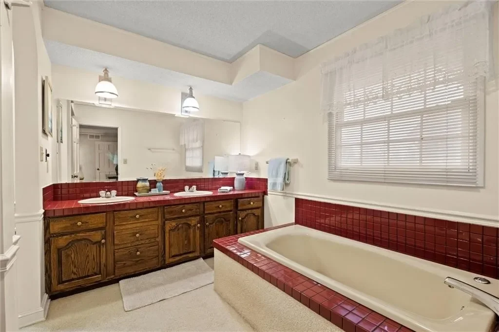 Before picture of a bathroom