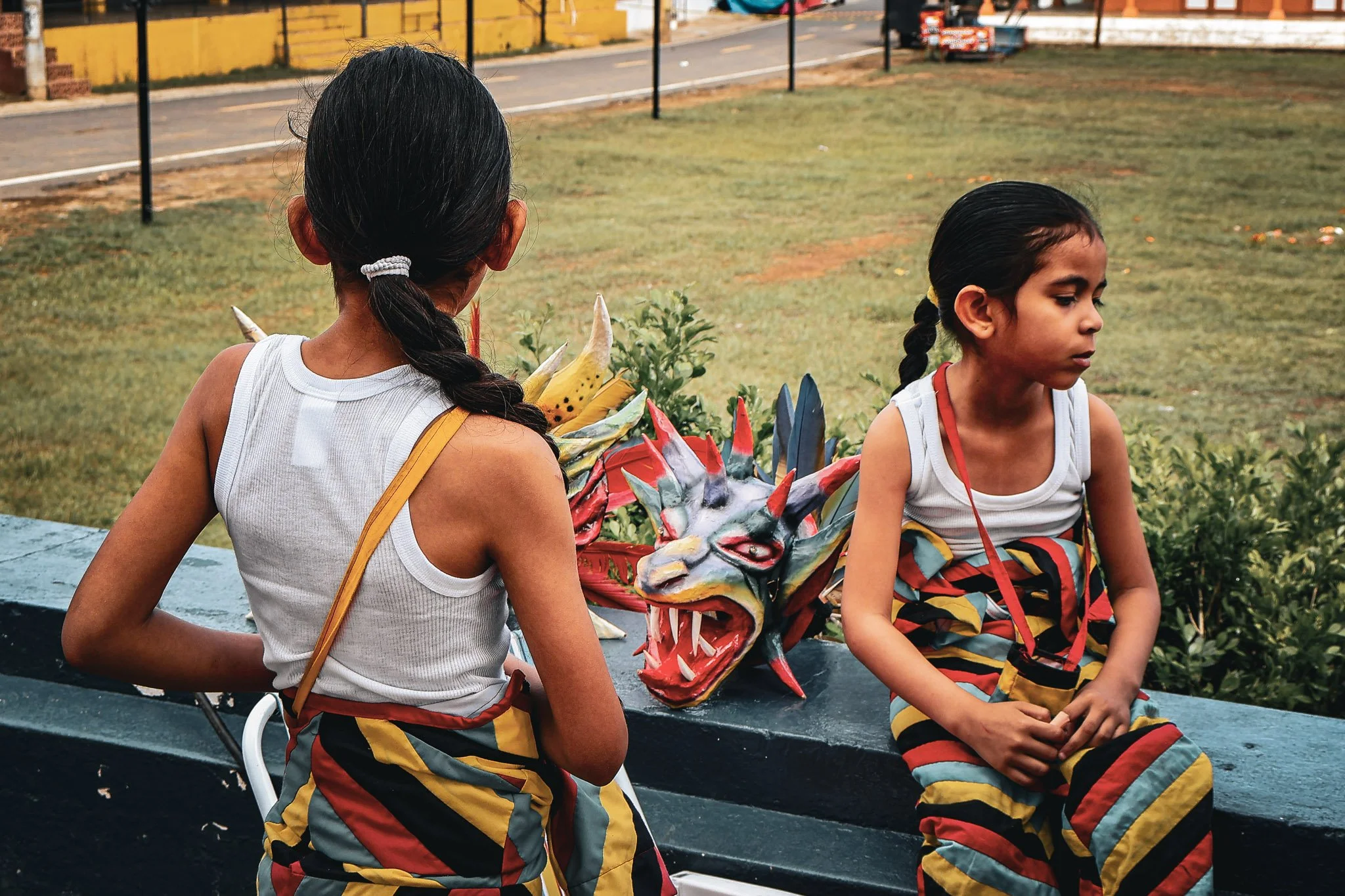 Niñas esperando su participación en la misa