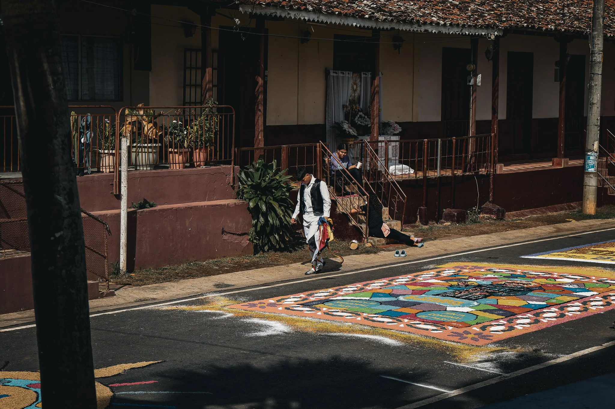 Niño caminando en preparación a la misa
