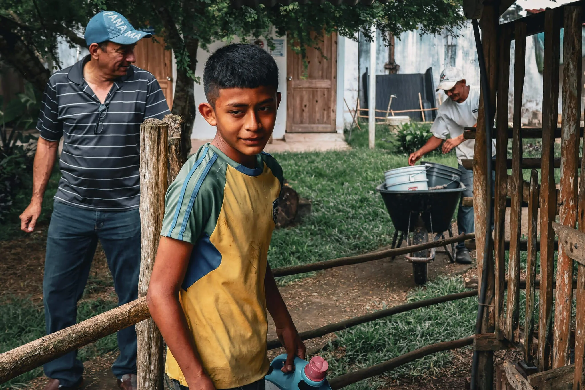 Foto del equipo en establo Finca Caprinama