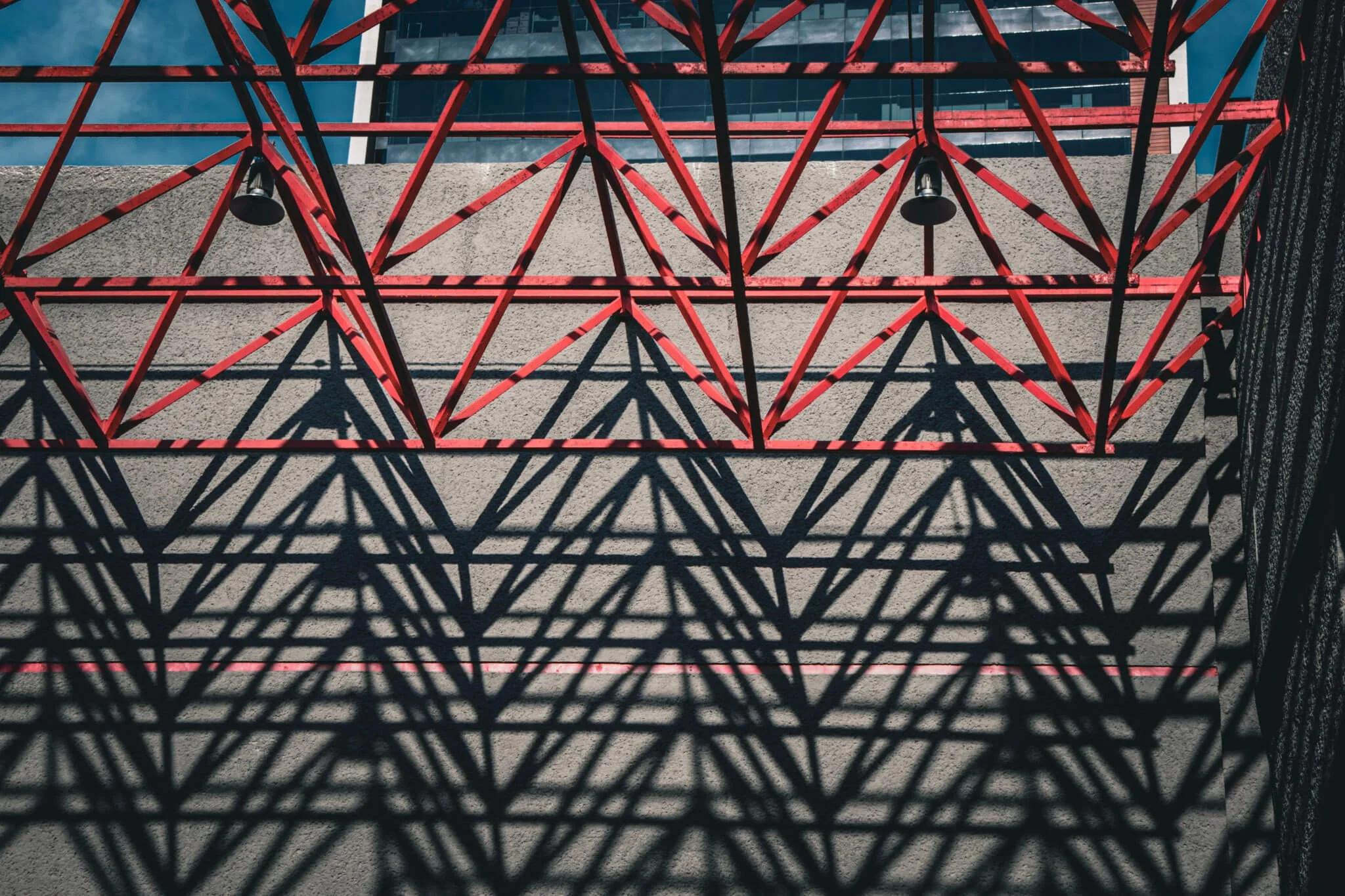 Cruzalitario
May 13, 2019 — Teatro de la Ciudad, Monterrey, Mexico
Shadows and architecture create a geometric composition.