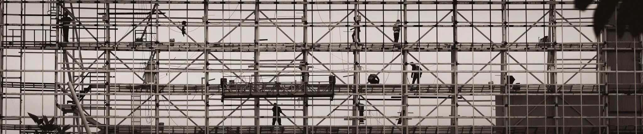 Extreme Planet
Panama City. Workers repair a large advertising screen, revealing the hidden labor behind the city’s visual landscape.