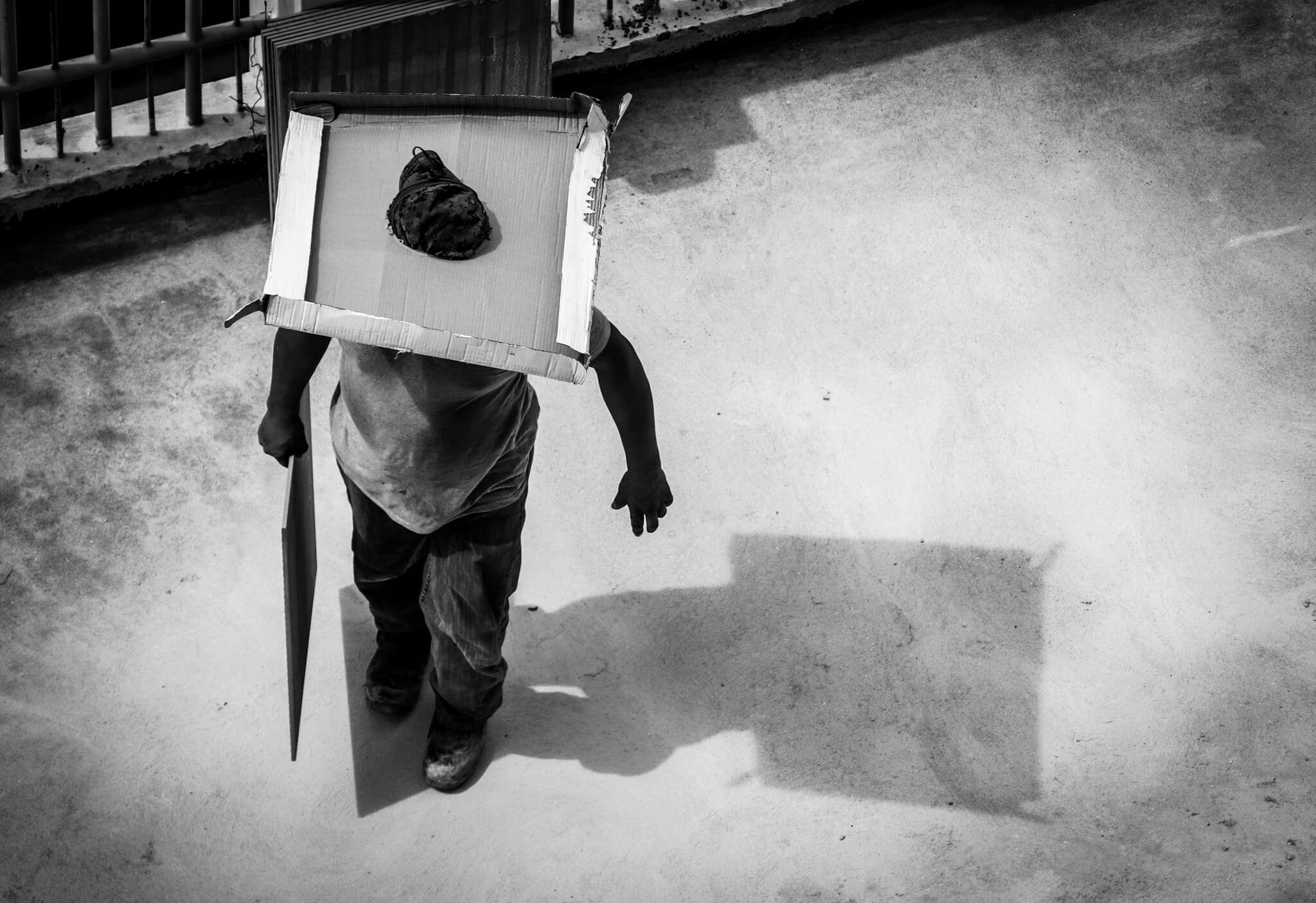 Cartónbrero
May 29, 2019 — PH Bella Vista Park, Panama
A construction worker improvises a cardboard hat while laying tiles.