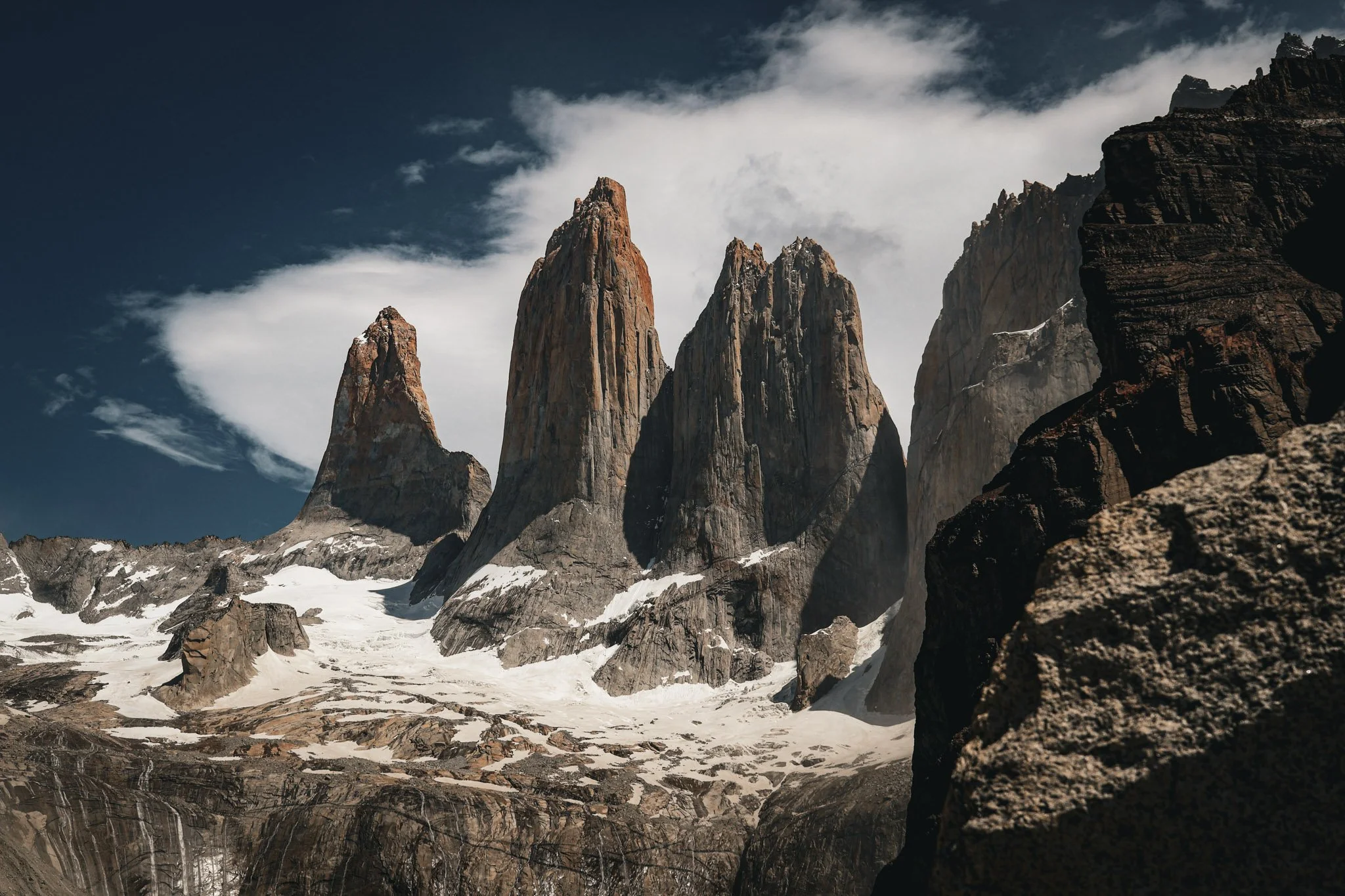 Destino
December 27, 2025 — Mirador Base Torres del Paine, Chile. The destination is impressive, but the road is the true experience.