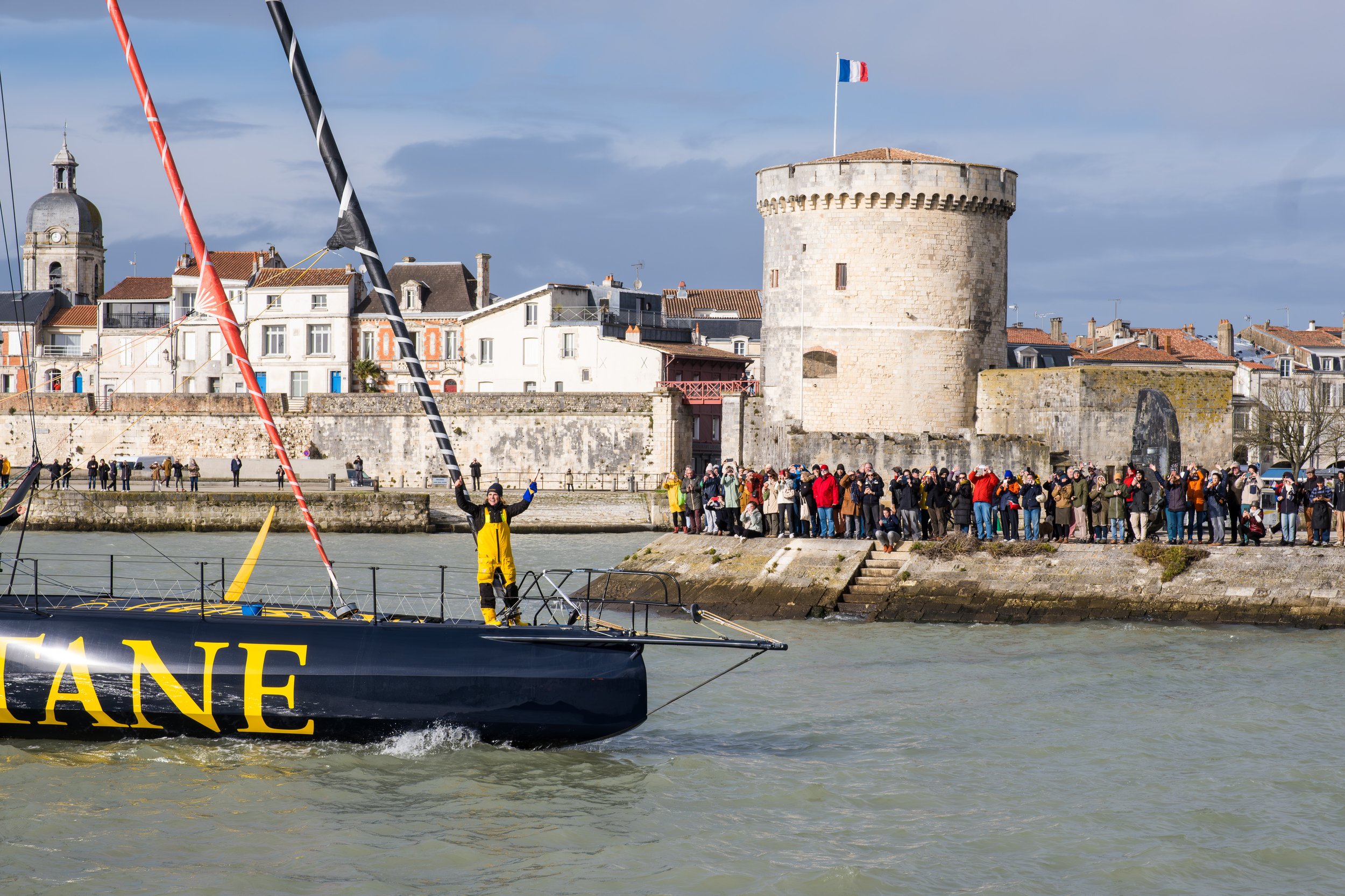 La Rochelle, février 2025 — Clarisse Crémer, 11e du Vendée Globe, est déroutée vers La Rochelle en raison des conditions météorologiques et y est accueillie et saluée à son arrivée.