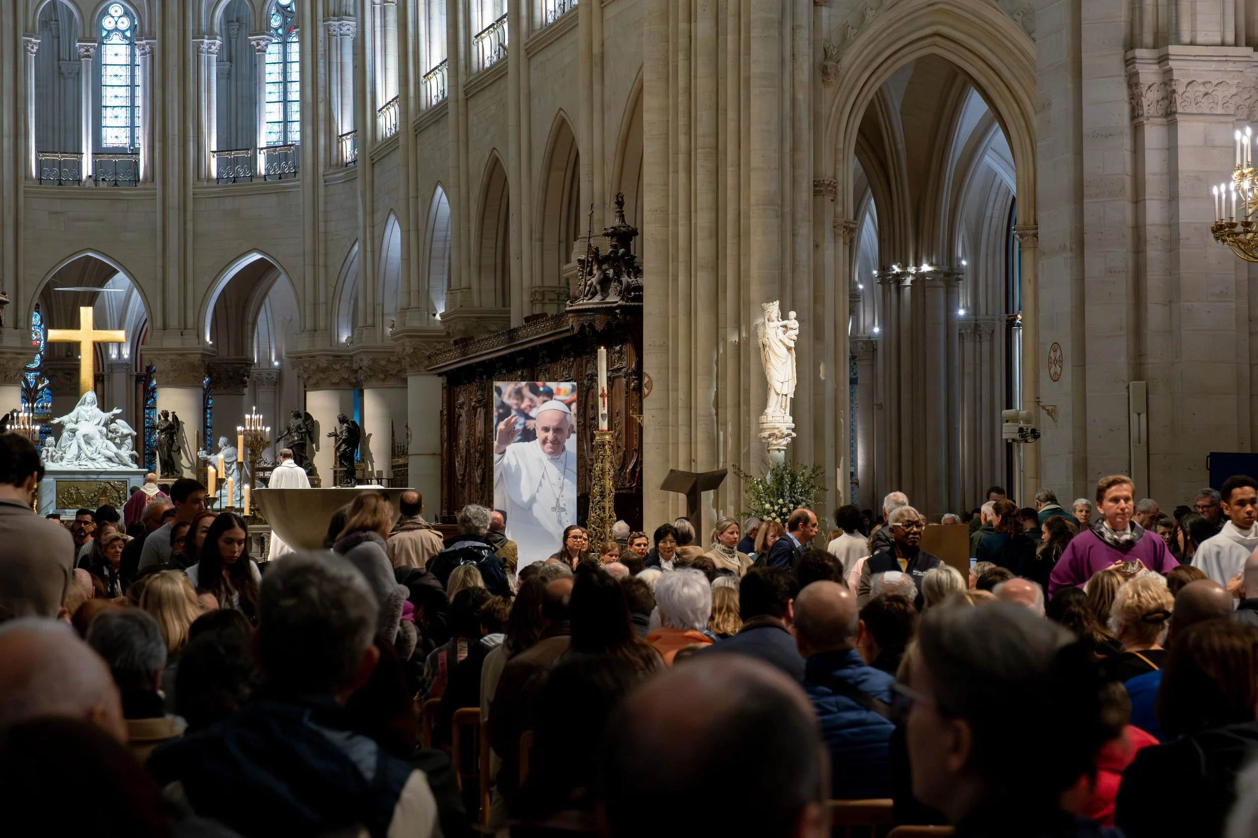 Paris, avril 2025 — Une cérémonie d’hommage au pape François se tient à Notre-Dame de Paris avant les rassemblements officiels avec des responsables politiques.