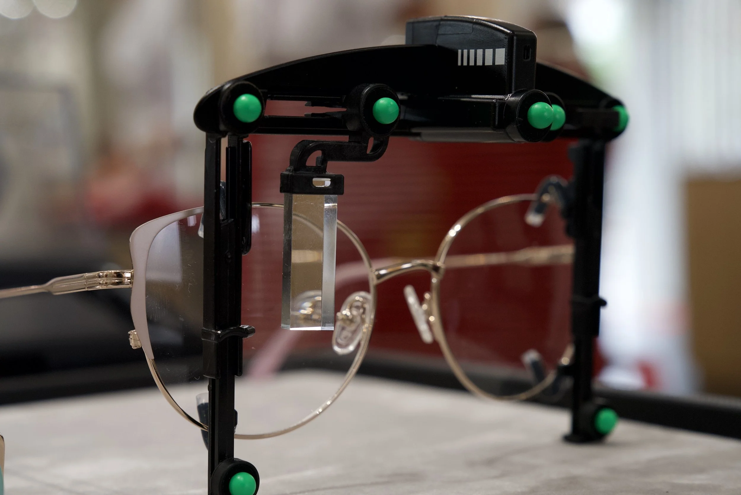 Brille mit Prisma Aufsatz des OptikamPad Zentriertestem