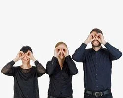 Drei Menschen stehen nebeneinander, machen mit den Händen ein Herz über ihre Augen und schauen durch ihre Finger in die Kamera. Sie sind Optiker und Kunden des OptikamPad Zentriersystems 