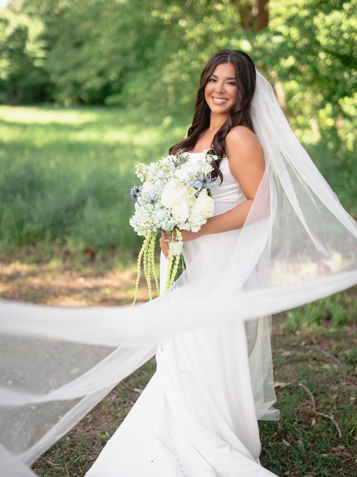 For the bride who carries elegance so effortlessly. Every detail becomes art.
Soft florals, quiet anticipation, and moments that deserved to be felt slowly. ✨

Planning/Coordinating: @royceandrhodes 
Photo: @amberridgepro 
Venue: @whiteoakfarmstn 
Br