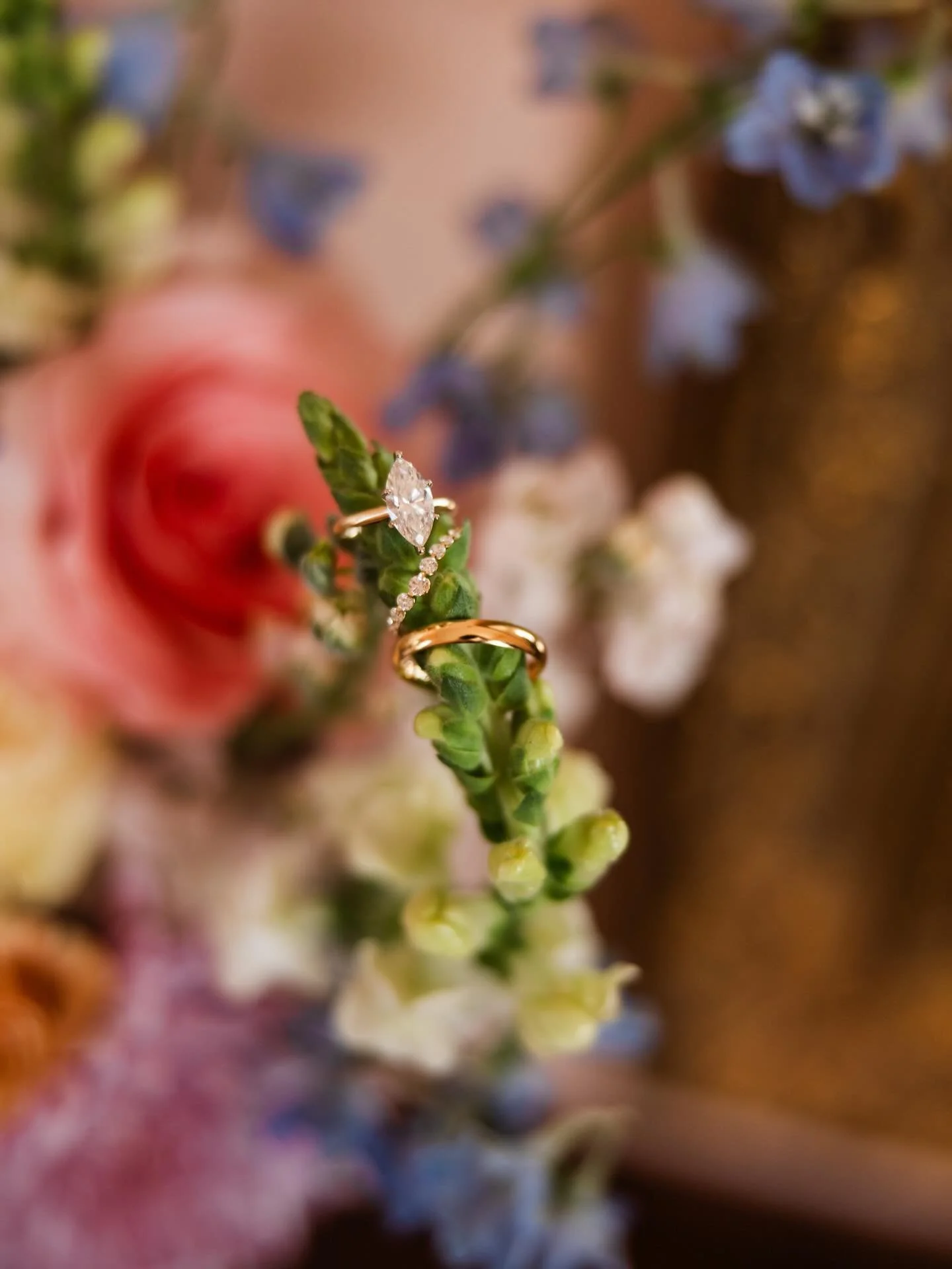 Obsessed with this spring palette. Layered florals, soft color, and timeless details.🌷

Planning/Coordination: @royceandrhodes 
Photo: @kileyb.photos 
Venue: @ravenswoodmansion 
Florals: @renfroteresa