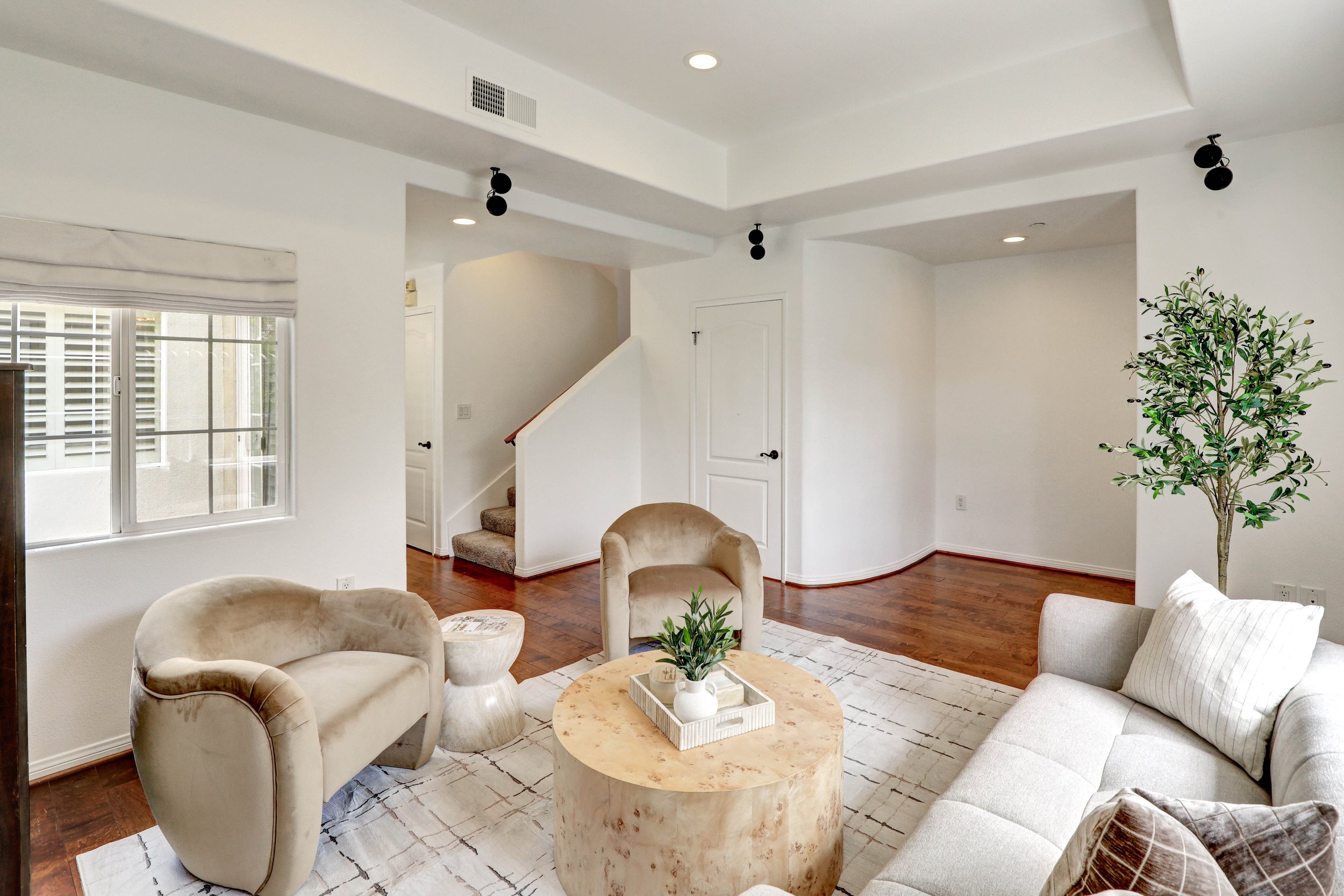 04-7301 W Manchester Ave-4.jpg