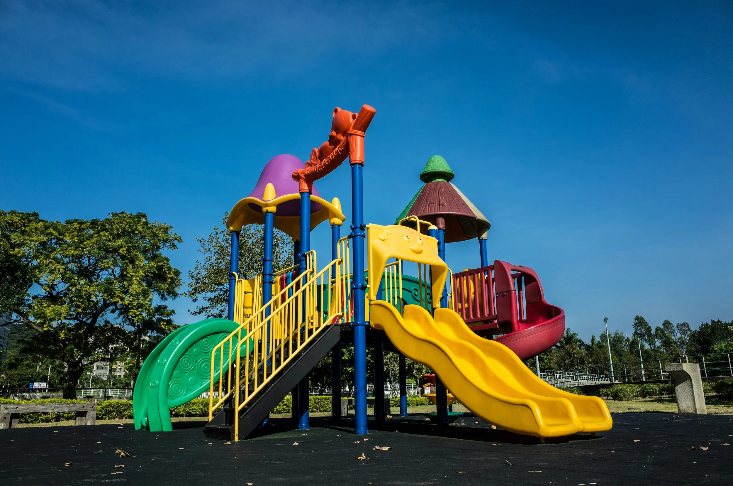 Parque infantil con toboganes.
