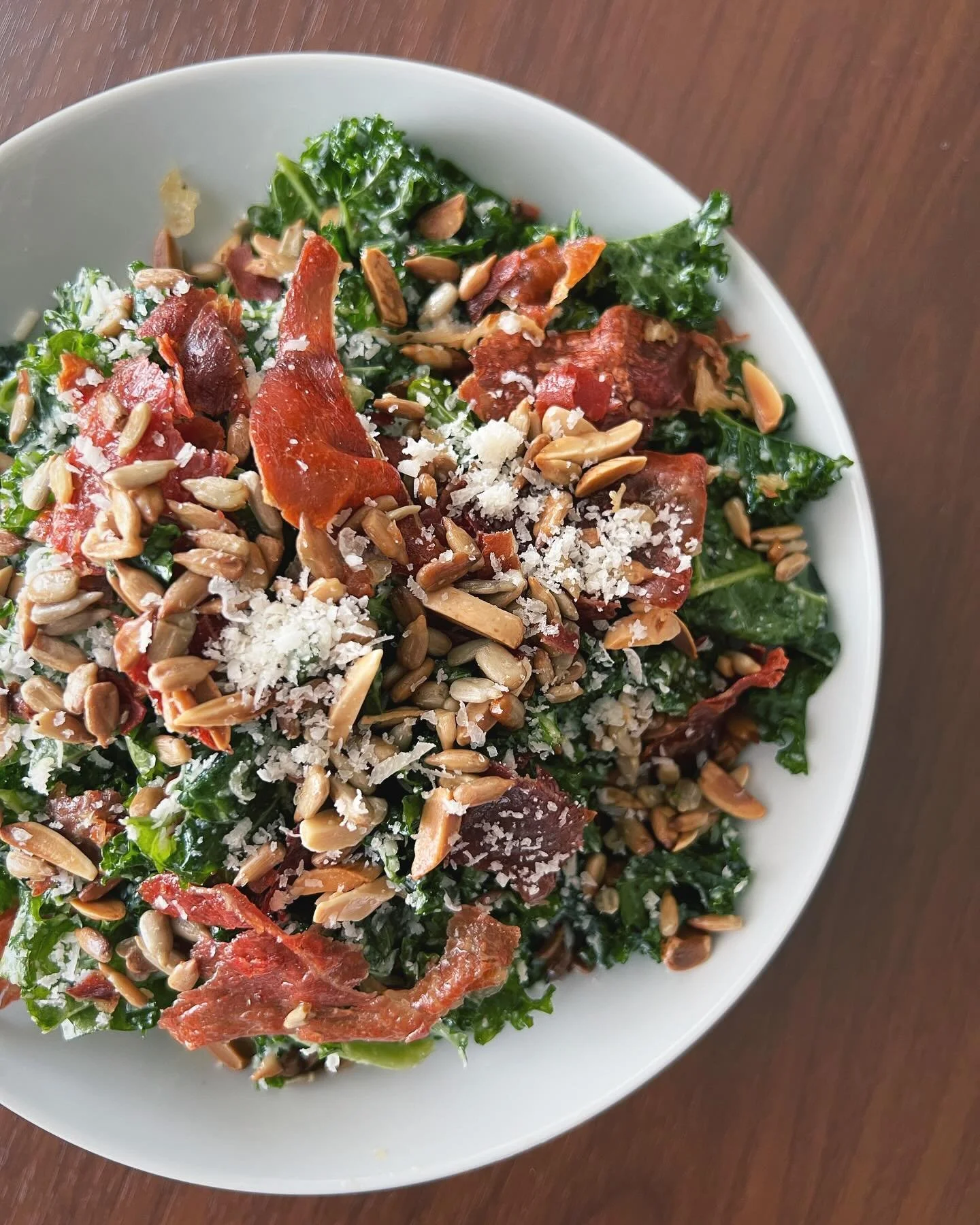 Parmesan Prosciutto Kale Salad 🧀🥗
.
.
.
This dressing is so easy and simple, guaranteed you have everything in your kitchen! If you don&rsquo;t always have a block of parm in your fridge &hellip; what are you doing?!
.
.
.
Ingredients 
Kale
Prosciu