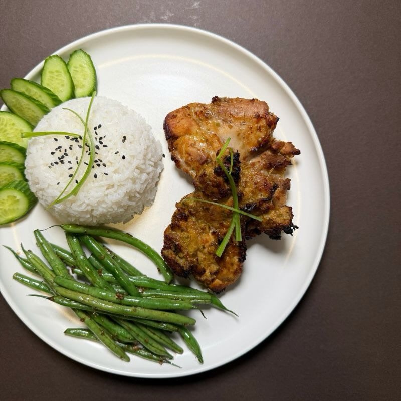 Vietnamese Lemongrass Chicken🌿🍋
.
.
.
Another weeknight craving on repeat. Looking for something fragrant, a little sweet, and a little savory?
.
.
.
Ingredients
1.5 lbs boneless chicken thighs (skinless or skin-on)
1/2 cup of chopped lemongrass (o