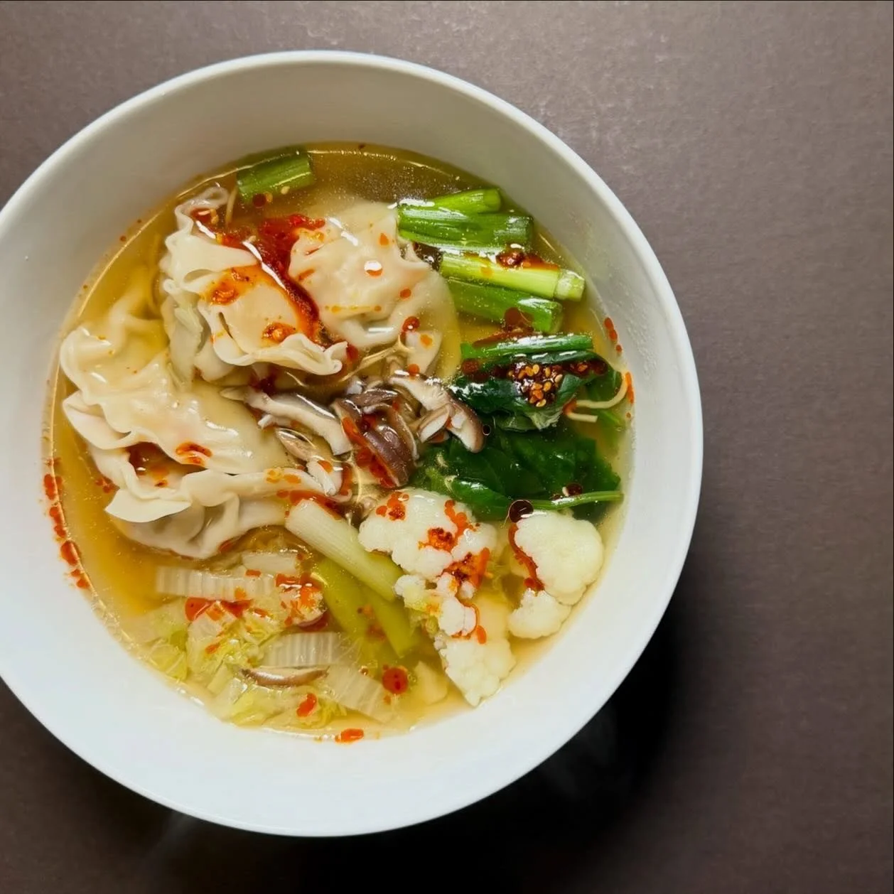 Egg Noodle Soup w. Dumplings🥟🍜
.
.
.
when you need a hug in a bowl, this is it. my go to when i want something that feels like it took all day but actually comes together in 30 minutes!
.
.
.
Ingredients
4 cups chicken broth
2-3 stalks of green oni