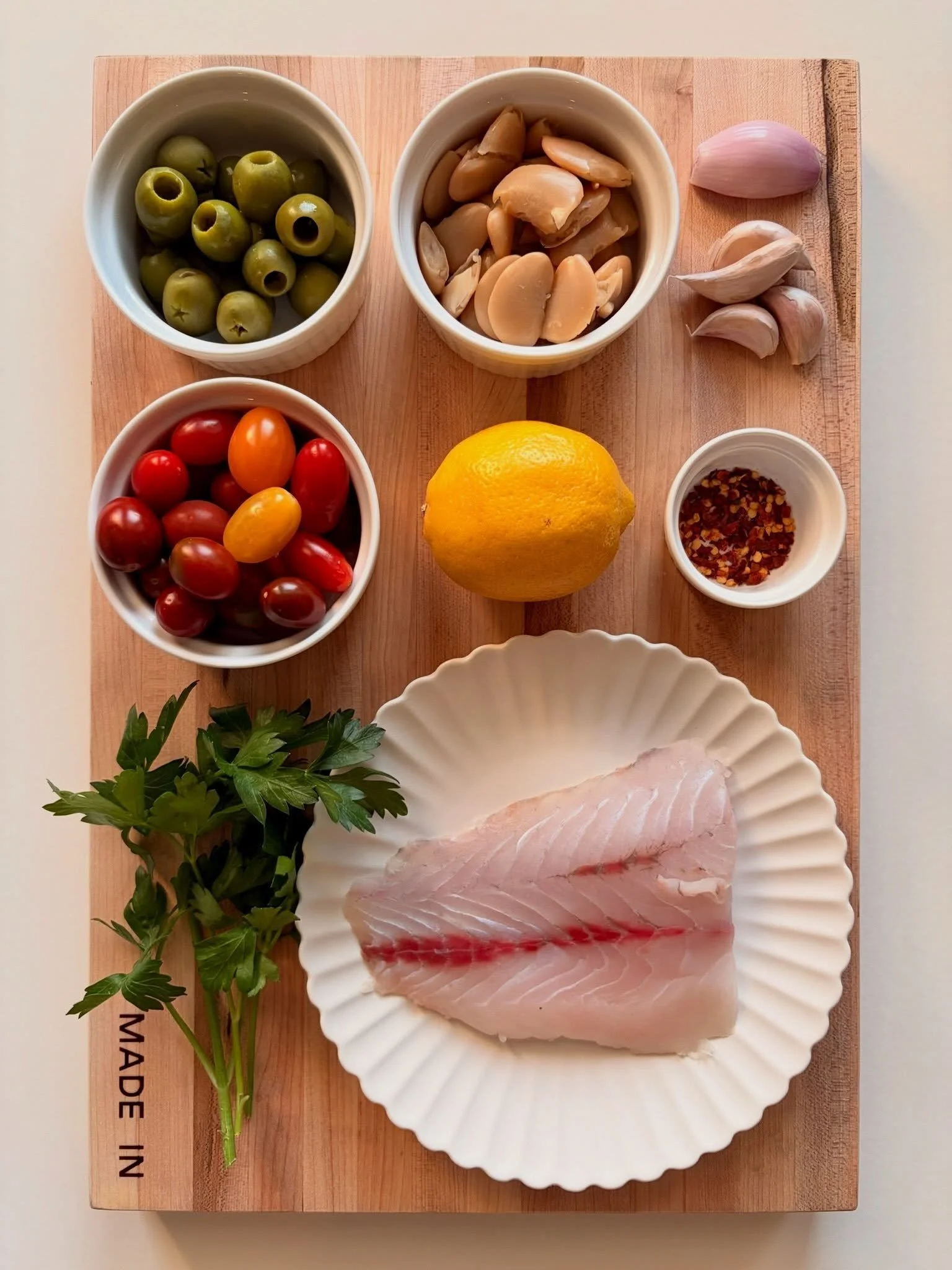 barramundi. olives. butter beans. cherry tomatoes. lemon. shallot. garlic. 🫒🐠 swipe to see how it comes together &rarr;

mediterranean baked fish🫒🐠
.
.
.
full recipe with step by step instructions at nomsbyjackie.com 🔗 (link in bio)
