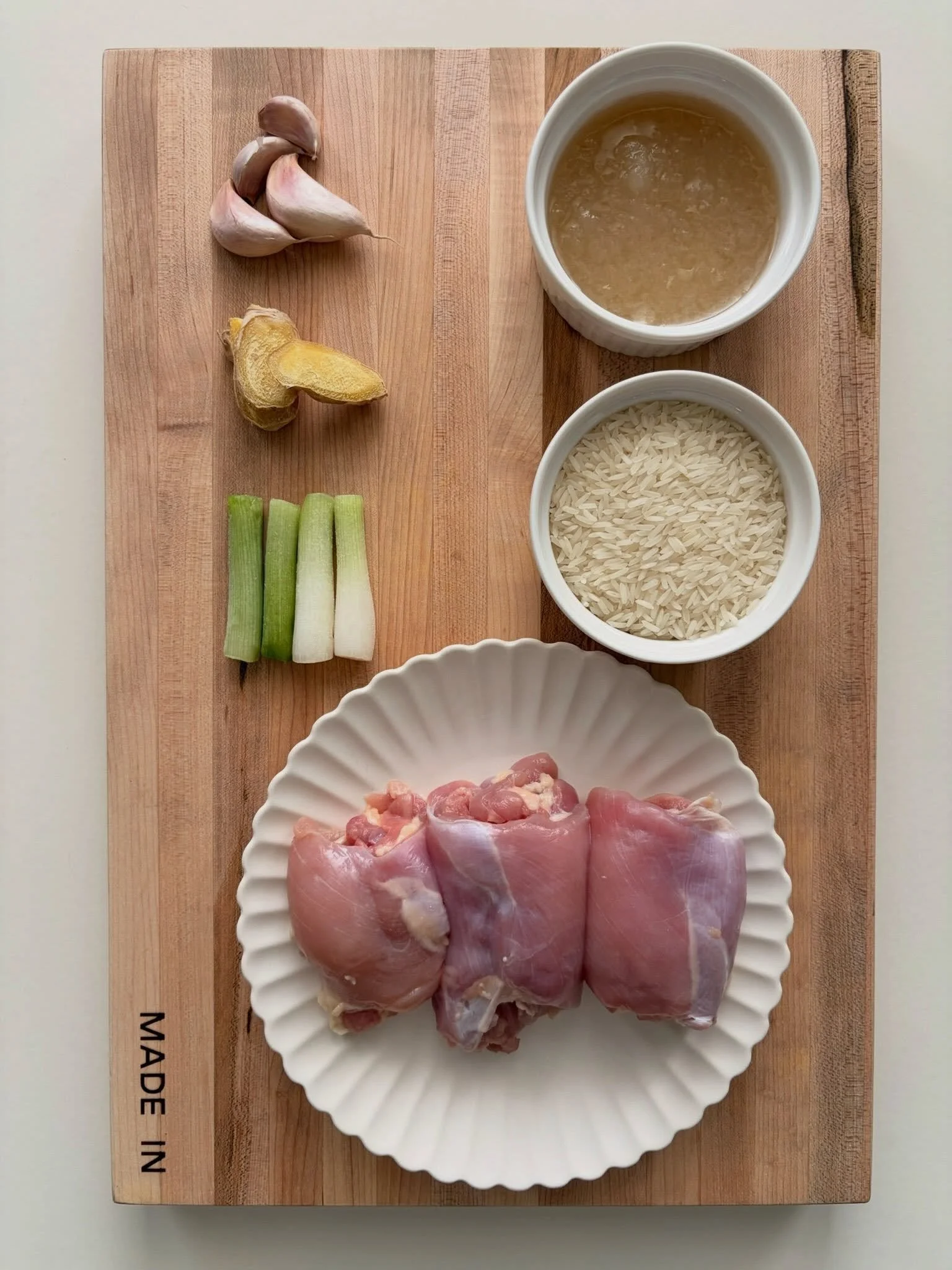 chicken thighs. rice. bone broth. garlic. ginger. green onion. 🍚🍗swipe to see how it comes together &rarr;

rice cooker hainanese chicken 🍚🍗
.
.
.
full recipe with step by step instructions at nomsbyjackie.com 🔗 (link in bio)

&amp; THIS is how 