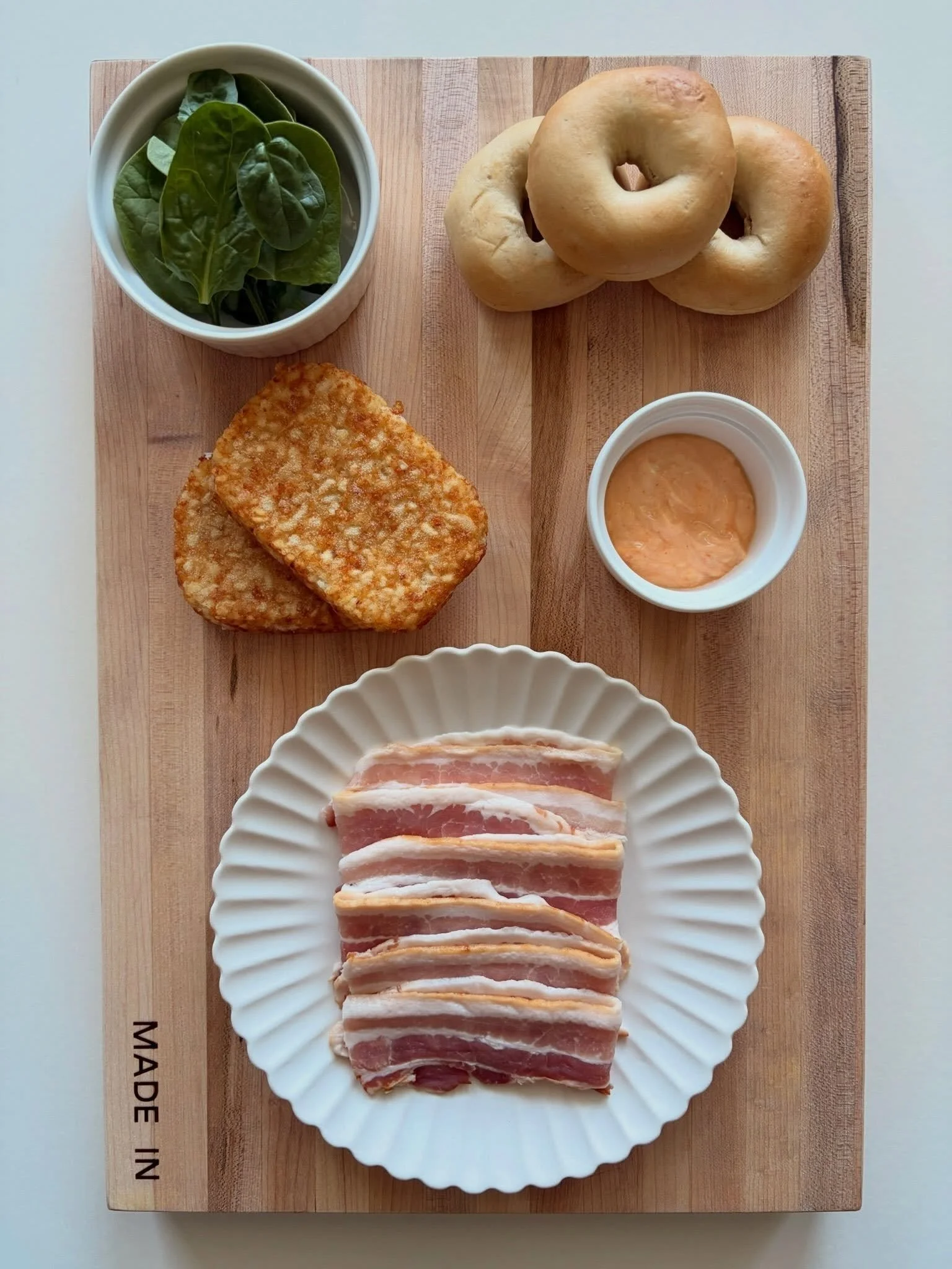 bacon. hash brown. eggs. spinach. spicy mayo. 🥯🍳swipe to see how it comes together &rarr;

breakfast sammie 🥯🍳
.
.
.
full recipe with step by step instructions at nomsbyjackie.com 🔗 (link in bio)

inspired by the Son of a Bun from @thebrewandbre