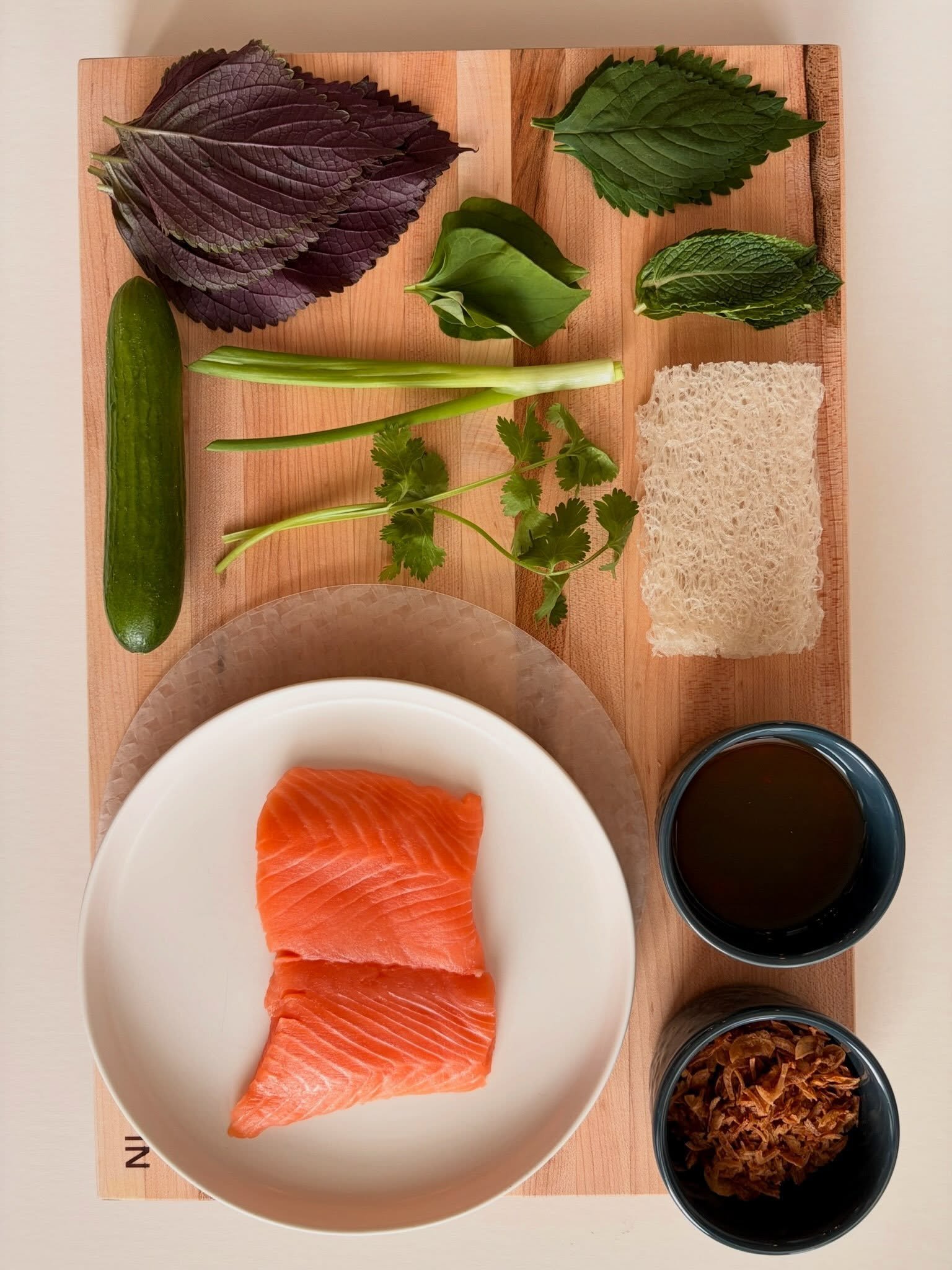 salmon. rice paper. cucumbers. lots of mint. banh hoi. fried onions. 🌿🐟 swipe to see how it comes together &rarr;

gỏi cuốn (vietnamese spring rolls) 🌿🐟
.
.
.
full recipe with step by step instructions at nomsbyjackie.com 🔗 (link in bio)