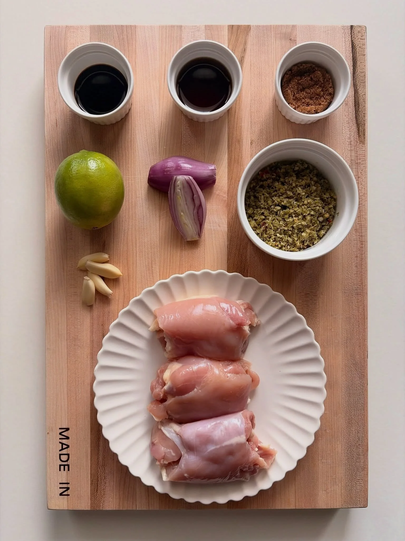 chicken thighs. lemongrass. garlic. shallot. soy sauce. lime. 🌿🔥swipe to see how it comes together &rarr;

vietnamese lemongrass chicken 🌿🔥
.
.
.
full recipe with step by step instructions at nomsbyjackie.com 🔗 (link in bio)