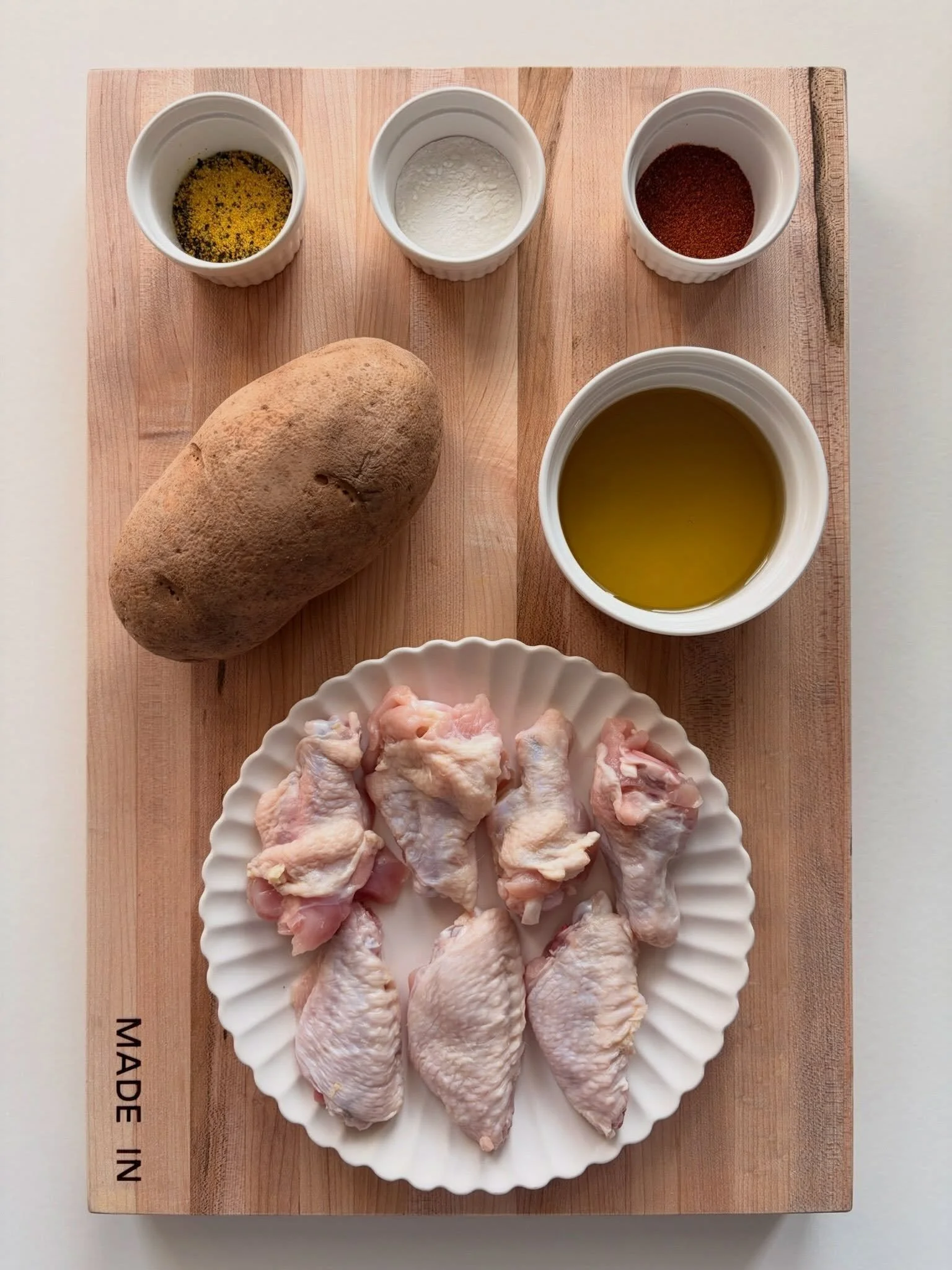 wings. russet potato. lemon pepper. old bay. 🍋🍟swipe to see how it comes together &rarr;

lemon pepper wings 🍋🖤

&amp; old bay fries🍟🔥
.
.
.
full recipe with step by step instructions at nomsbyjackie.com 🔗 (link in bio)