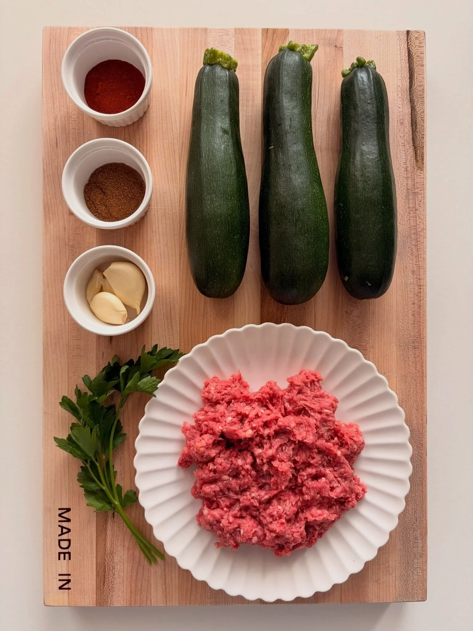 ground beef. zucchini. garlic. paprika. cumin. parsley. 🥒🌶️swipe to see how it comes together &rarr;

spiced beef zucchini boats🥒🌶️
.
.

inspired by @nataliedewitt ✨
.
.
full recipe with step by step instructions at nomsbyjackie.com 🔗 (link in b