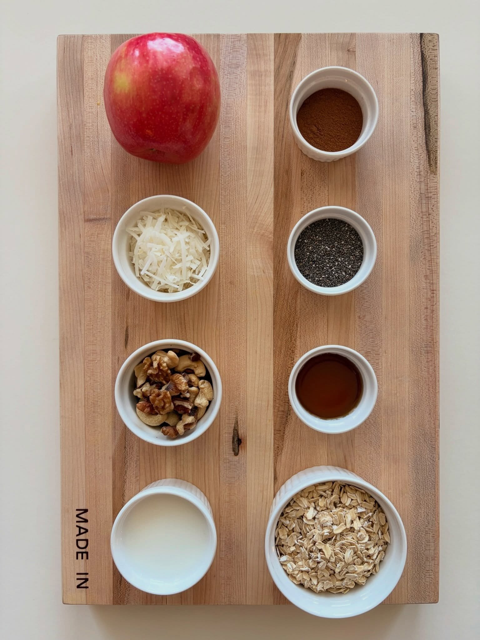 rolled oats. apple. cinnamon. chia seeds. honey. coconut. mixed nuts. 🍎🌿swipe to see how it comes together &rarr;

apple &amp; cinnamon oats 🍎🌿
.
.
.
full recipe with step by step instructions at nomsbyjackie.com 🔗 (link in bio)