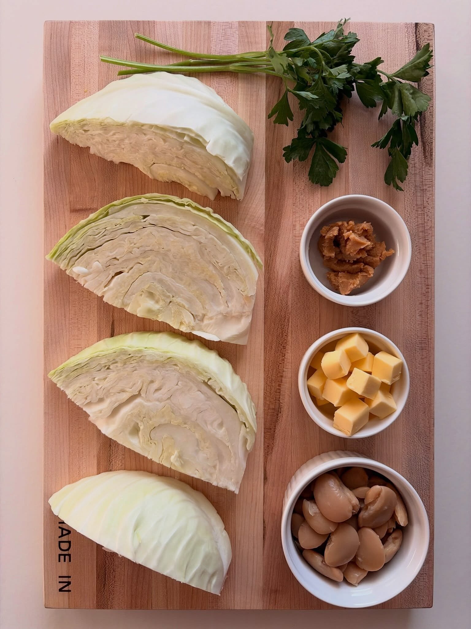 cabbage. butter beans. white miso. butter. shallot. garlic. lemon. parsley. 🥬✨swipe to see how it comes together &rarr;

roasted cabbage with miso butter beans 🥬✨
.
.
.
full recipe with step by step instructions at nomsbyjackie.com 🔗 (link in bio)
