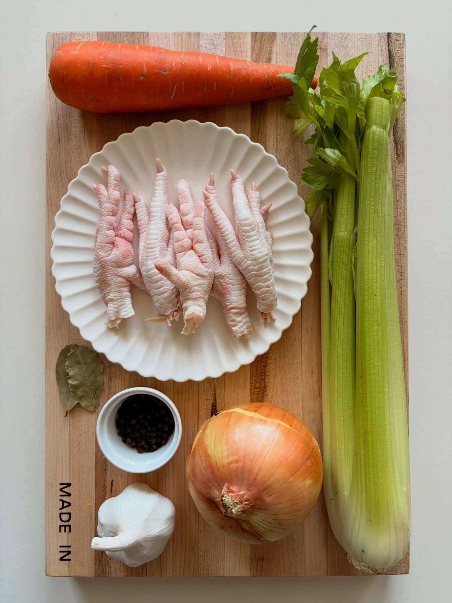 chicken feet. celery. carrot. onion. garlic. peppercorns. bay leaves. 🐔💛 swipe to see how it comes together &rarr;

collagen rich chicken stock 🐔💛
.
.
.
full recipe with step by step instructions at nomsbyjackie.com 🔗 (link in bio)