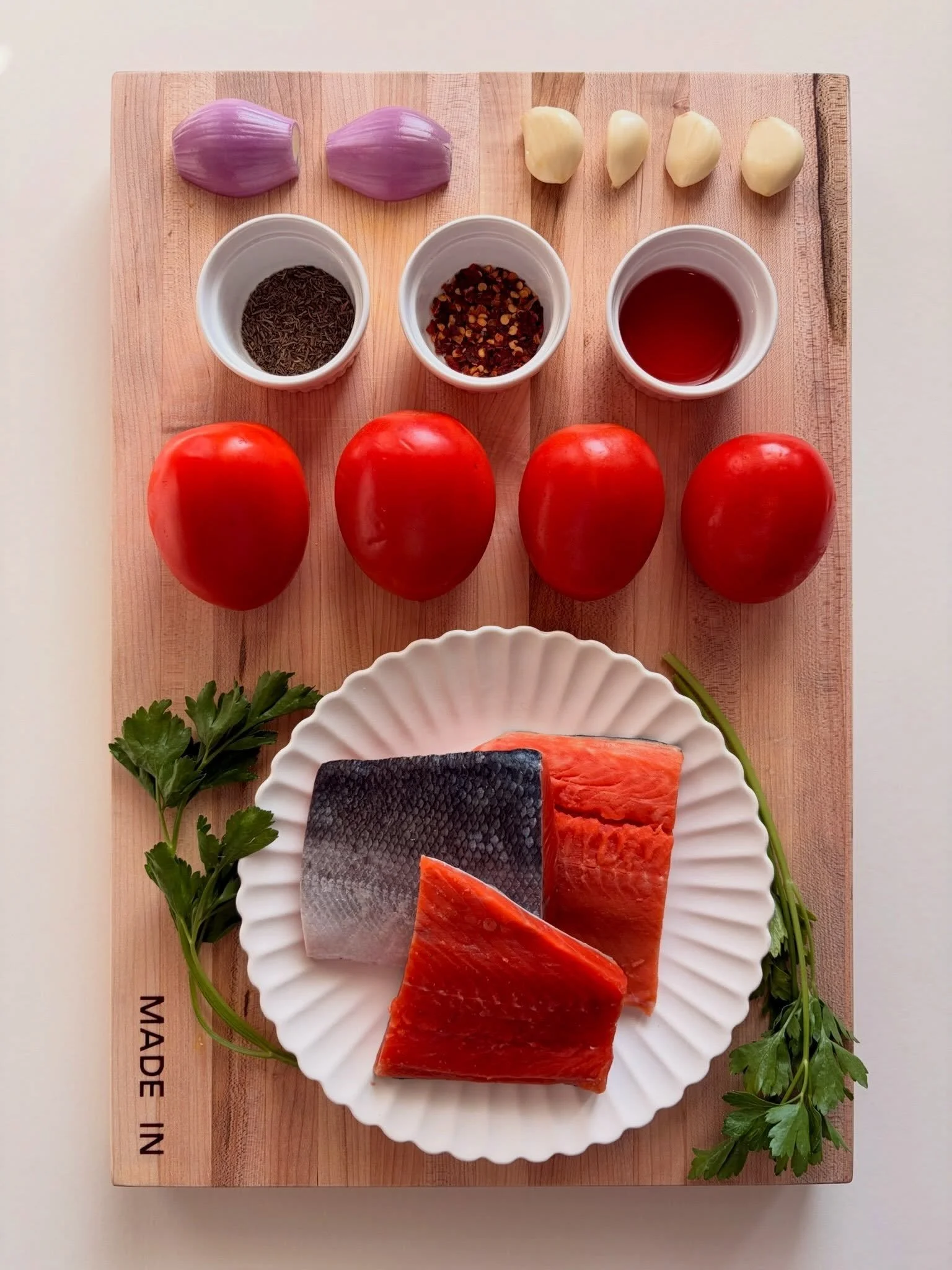 salmon. tomatoes. shallots. garlic. thyme. red pepper flakes. red wine vinegar. parsley. 🍅🐟swipe to see how it comes together &rarr;

roasted salmon with summer tomatoes 🍅
.
.
inspired by @haileecatalano ✨
.
.
full recipe with step by step instruc