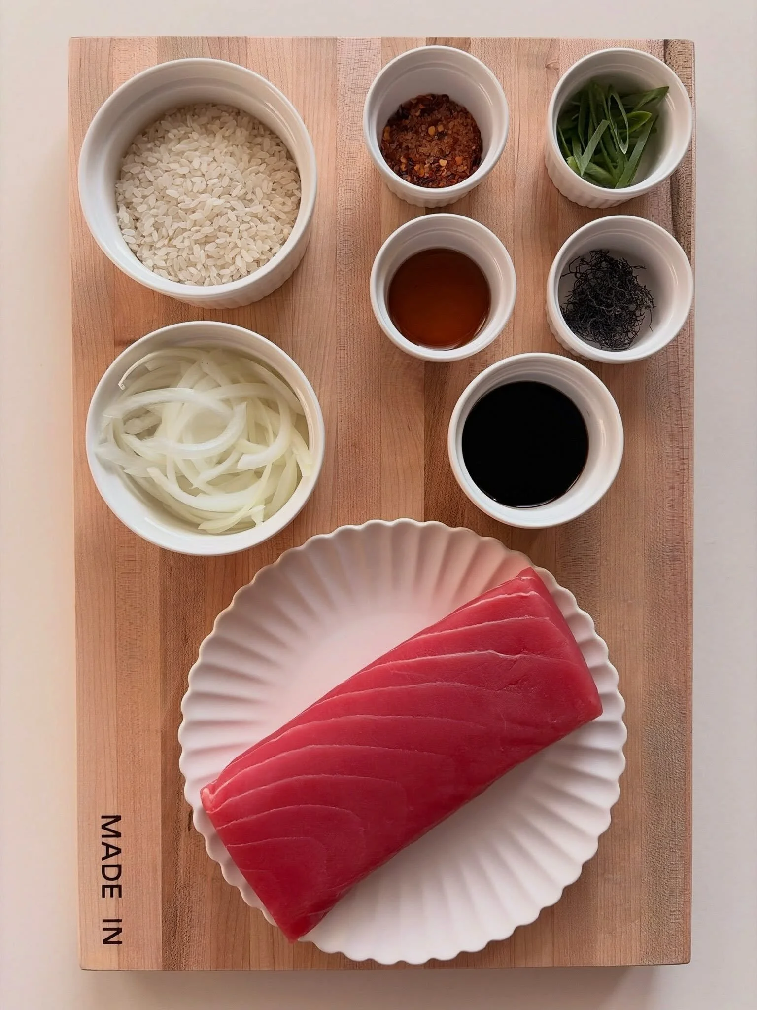 tuna. shoyu. sesame oil. ogo. sweet onion. green onion. rice. 🐟🌊 swipe to see how it comes together &rarr;

shoyu limu ahi poke 🐟
.
.
.
full recipe with step by step instructions at nomsbyjackie.com 🔗 (link in bio)

had extra tuna and made a shoy