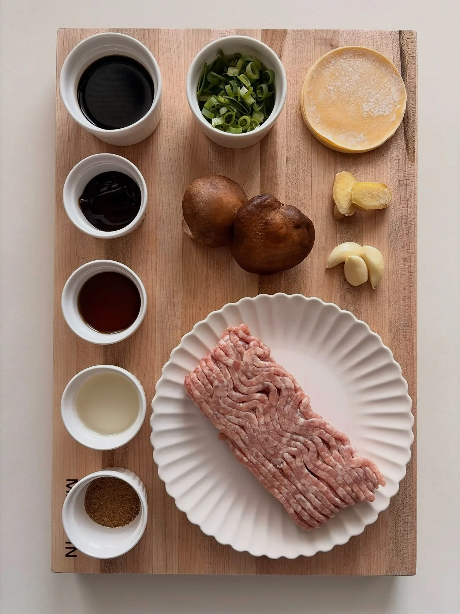 ground pork. shiitake mushrooms. wonton. green onion. ginger. garlic. soy sauce. sesame oil. five spice. 🥟🧡 swipe to see how it comes together &rarr;

pork &amp; shiitake dumpling lasagna 🥟
.
.
.
full recipe with step by step instructions at nomsb