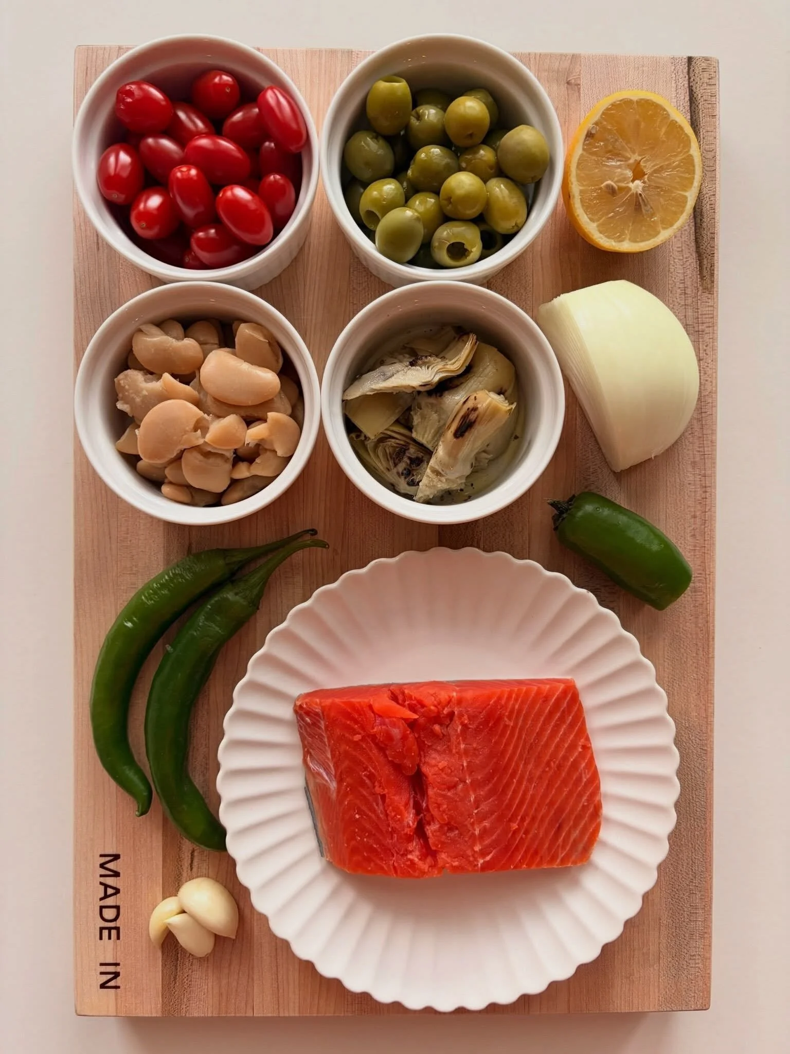 salmon. cherry tomatoes. green olives. butter beans. artichoke hearts. sweet onion. korean peppers. jalape&ntilde;o. garlic. lemon. 🍋🐟 swipe to see how it comes together &rarr;

mediterranean salmon bake 🍋
.
.
.
full recipe with step by step instr