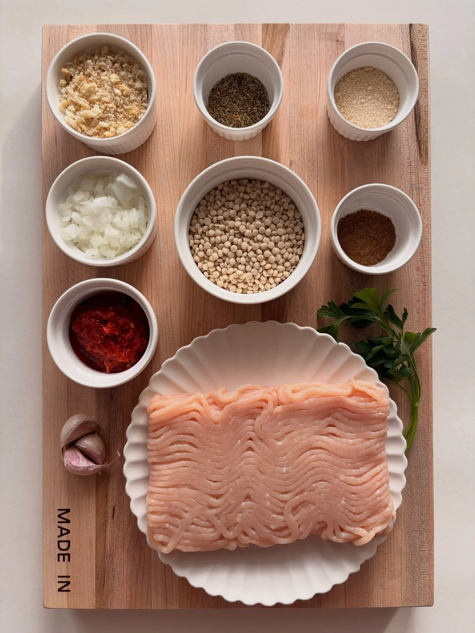 ground chicken. harissa. panko. cumin. coriander. oregano. garlic. onion. parmesan. couscous. 🌶️🍋 swipe to see how it comes together &rarr;

harissa chicken meatballs with couscous &amp; lemony herb yogurt sauce 🌶️
.
.
.
full recipe with step by s