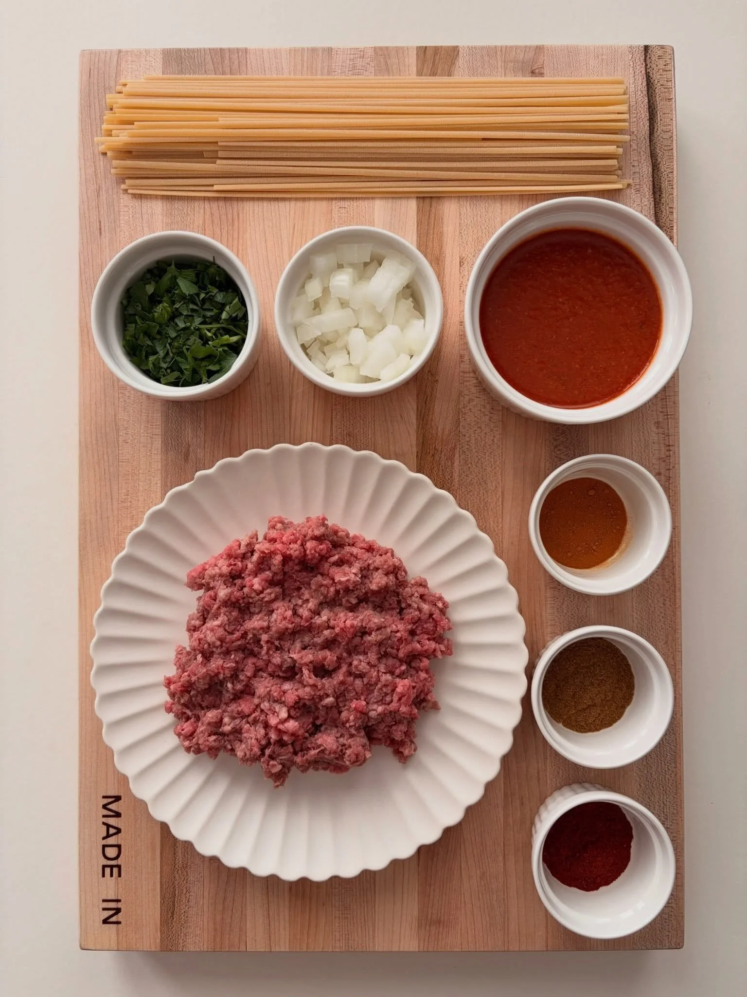 ground beef. tomato sauce. onion. parsley. smoked paprika. turmeric. cumin. coriander. linguini. 🍝🧡 swipe to see how it comes together &rarr;

middle eastern spiced bolognese 🍝
.
.
.
full recipe with step by step instructions at nomsbyjackie.com ?