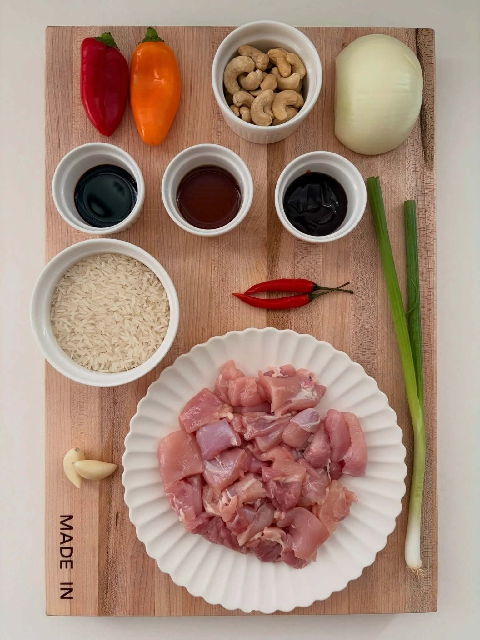 chicken thigh. cashews. mini peppers. thai chilies. onion. green onion. garlic. soy sauce. oyster sauce. dark soy sauce. rice. 🌶️🥜 swipe to see how it comes together &rarr;

thai cashew chicken 🌶️
.
.
.
full recipe with step by step instructions a