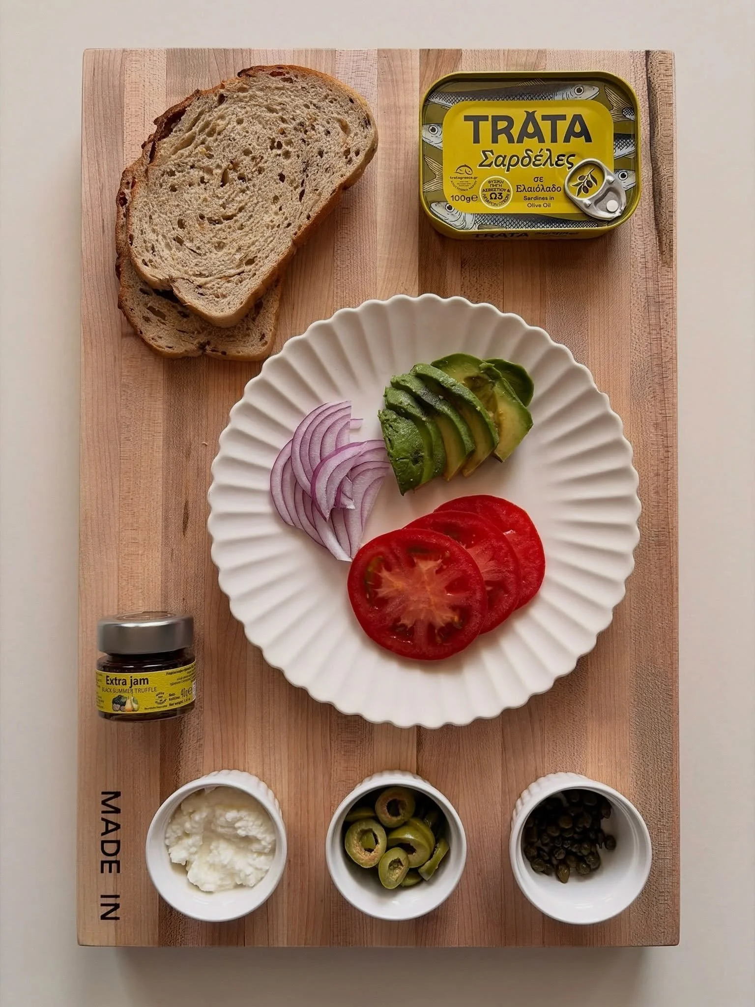sardines. sourdough. avocado. tomato. red onion. capers. olives. ricotta. truffle jam. 🐟🍅 swipe to see how it comes together &rarr;

sardine toast 🐟
.
.
.
full recipe with step by step instructions at nomsbyjackie.com 🔗 (link in bio)