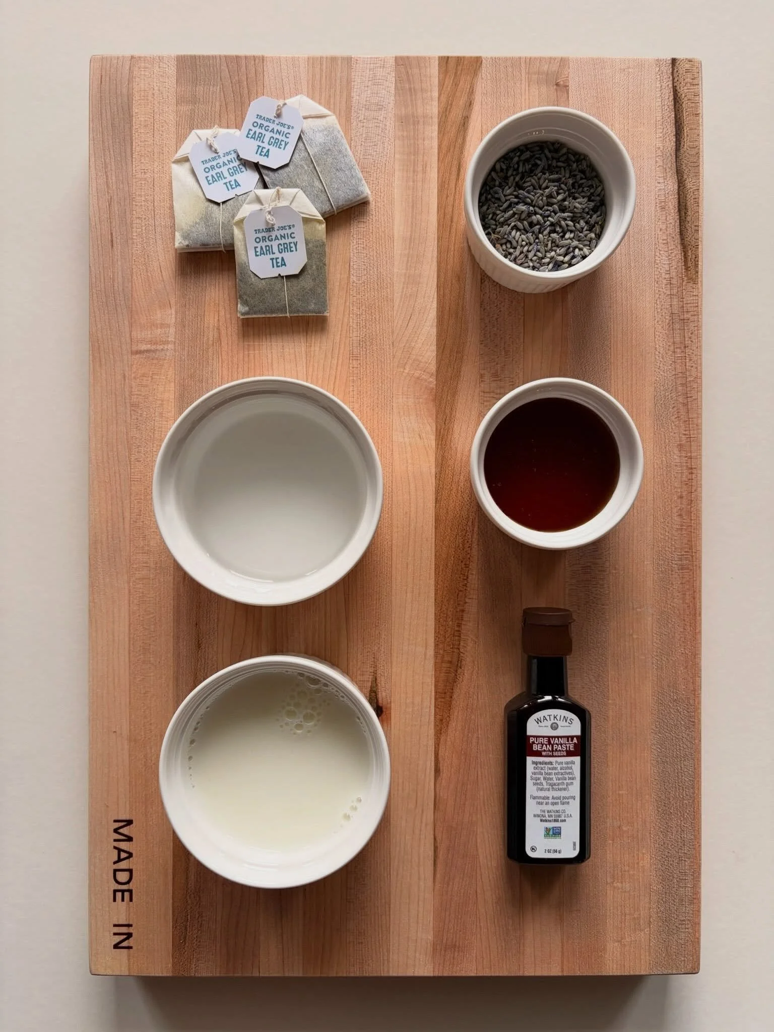 lavender. honey. vanilla bean paste. earl grey. 🫖💜 swipe to see how it comes together &rarr;

lavender vanilla syrup + earl grey infused milk = london fog latte 🫖☕️
.
.
.
full recipe with step by step instructions at nomsbyjackie.com 🔗 (link in b