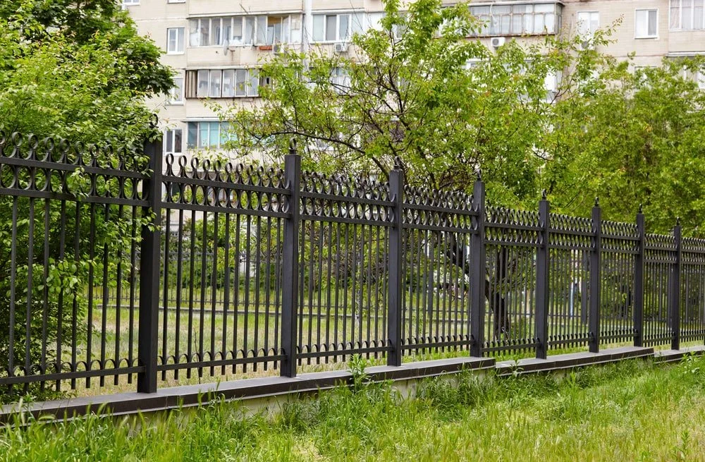 pros-and-cons-of-choosing-a-black-aluminum-fence-for-your-property-img.jpg