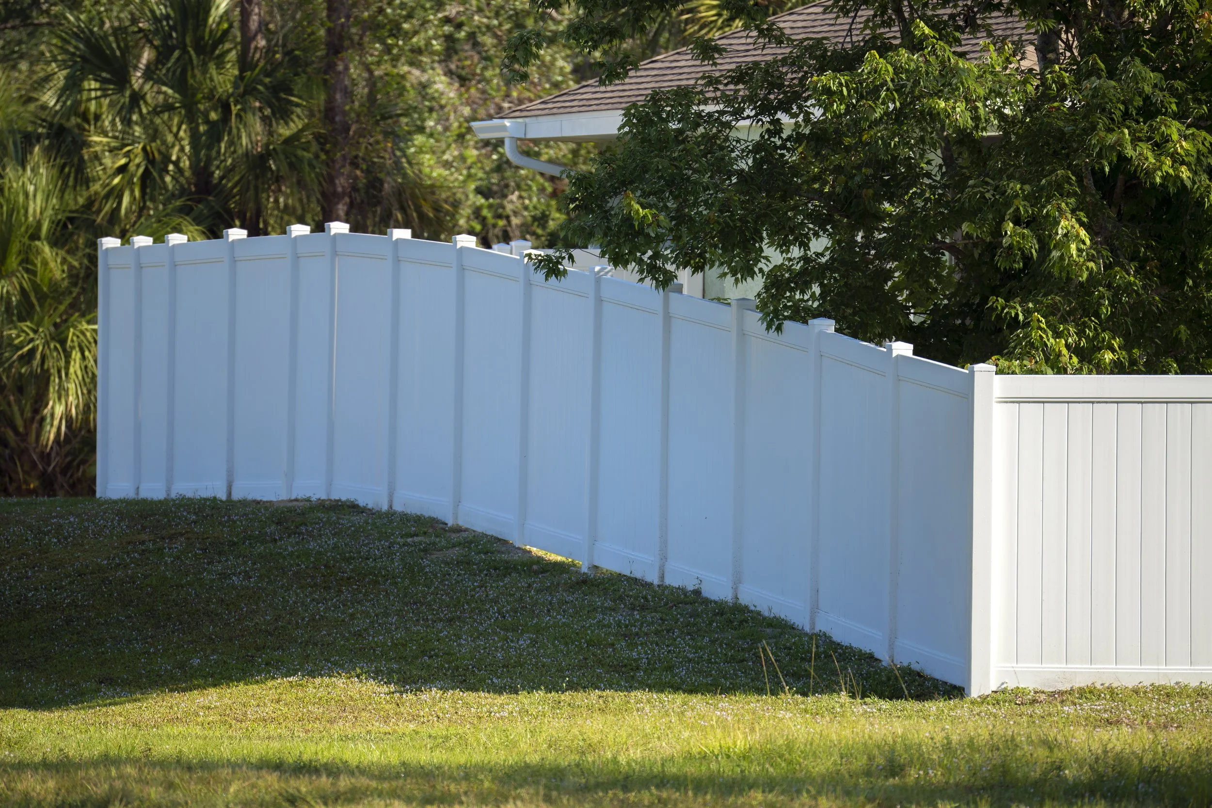 white-vinyl-picket-fence-on-green-lawn-surrounding-2026-03-17-00-41-42-utc.jpg