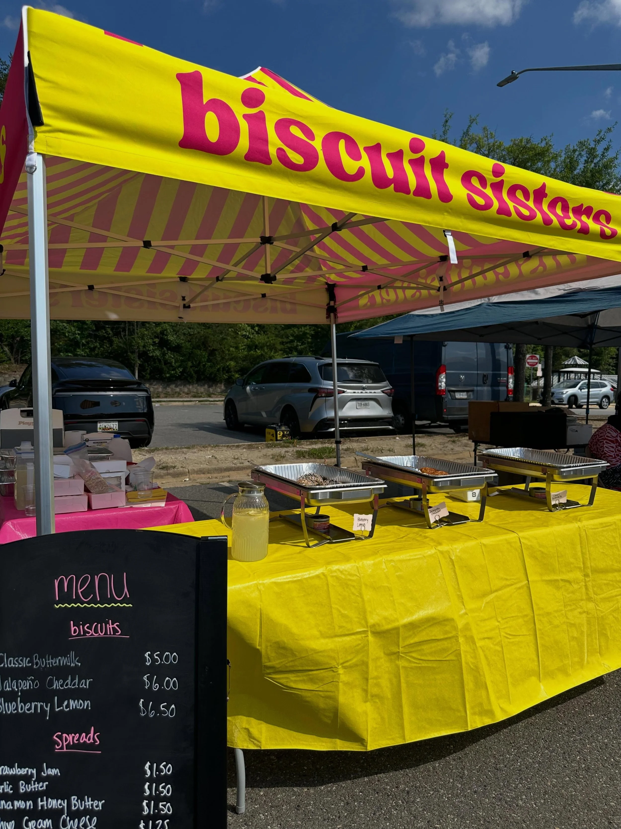 SOLD OUT AGAIN!! y&rsquo;all couldn&rsquo;t get enough of our new blueberry lemon biscuits, and of course, our jalape&ntilde;o cheddar &amp; classic buttermilk are always crowd favorites. 

same time next week? see you then 🩷💛

Lorton VRE, every Su