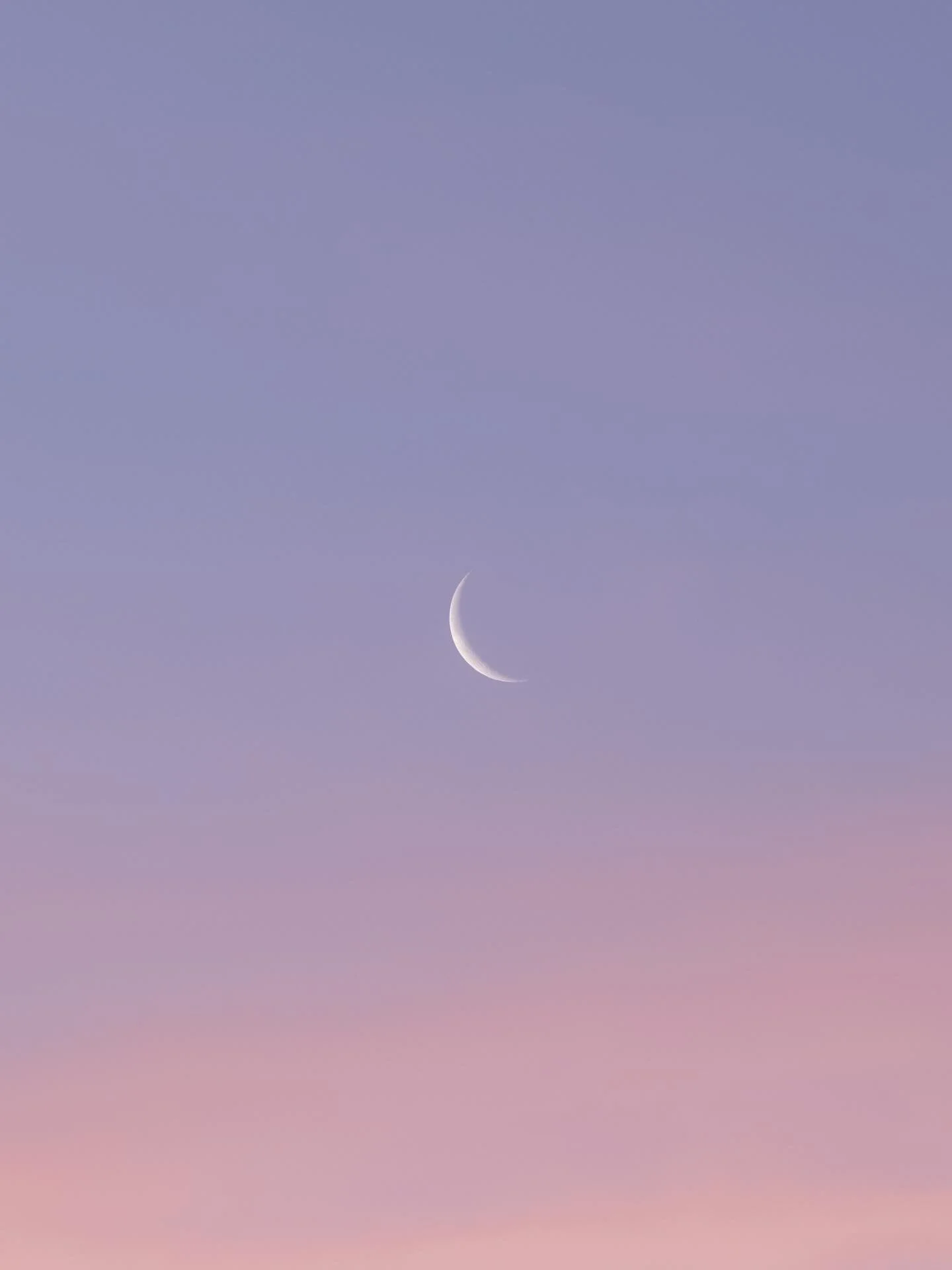 The waning crescent peeking out to say hi this morning in east Tennessee 🌙 

#sunrise #moonmagic #astrophotography #minimalmood #chattanooga