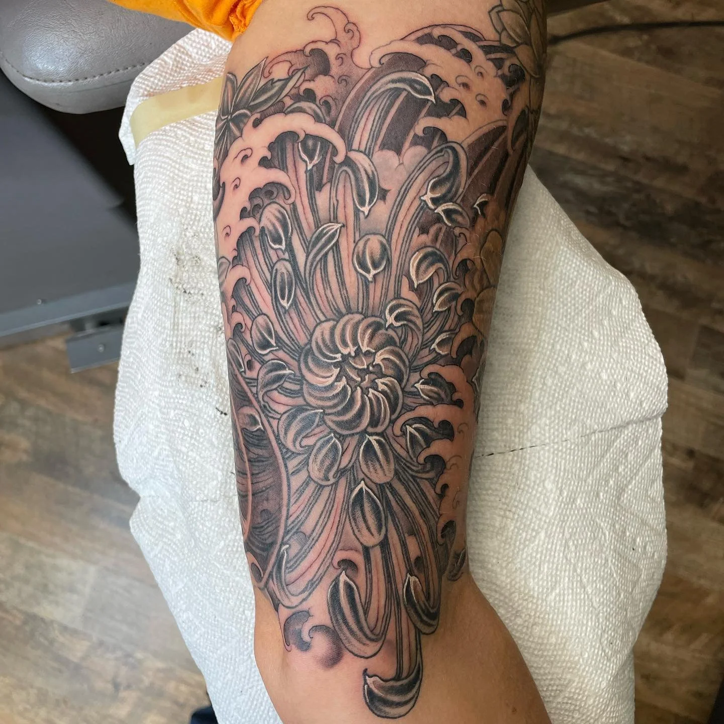 Freehand chrysanthemum done by @phil_rooster_13