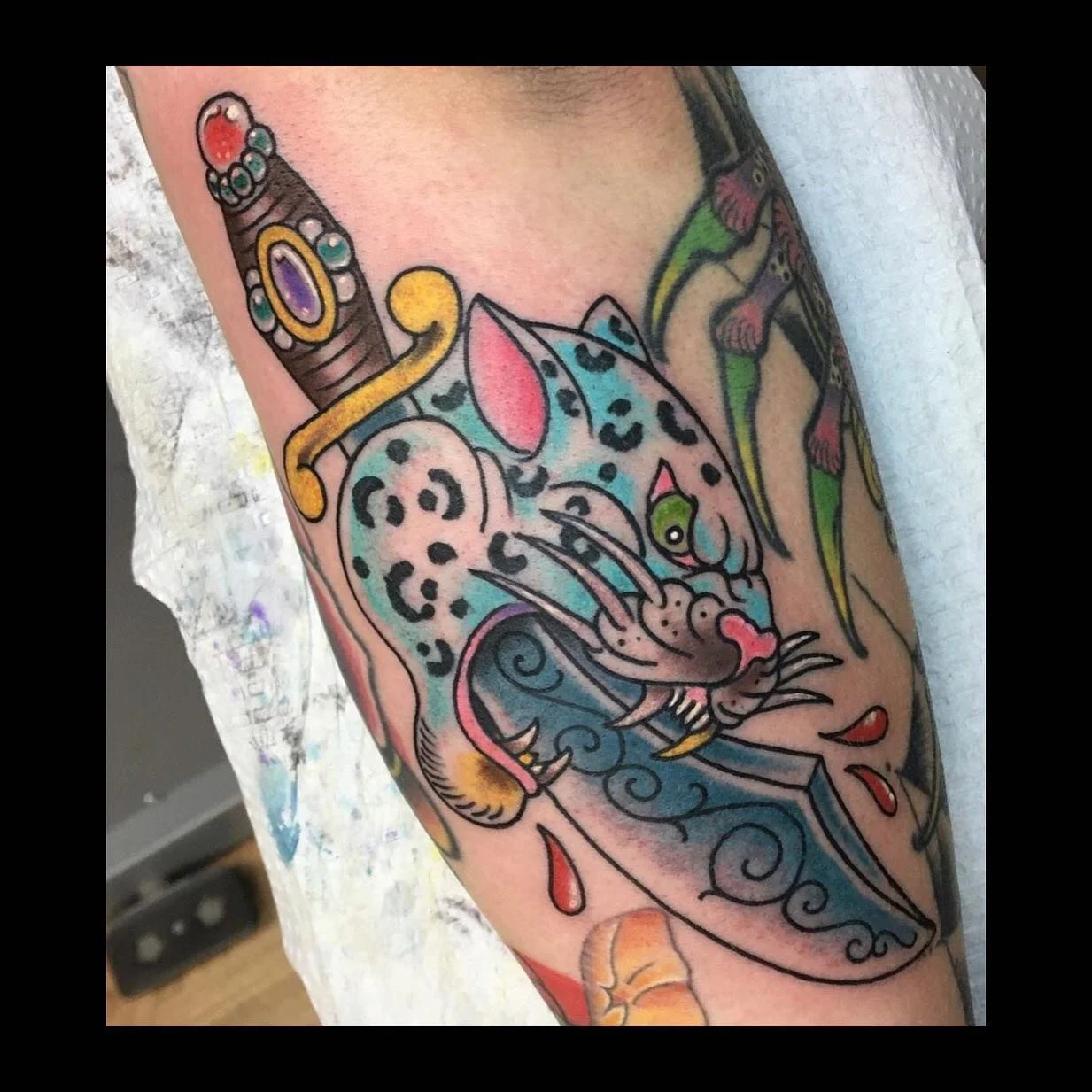 In the times of Daggers and leopards.
Another feisty one for @frankie.t.flytrap 
By @phil_rooster_13 

#fancyroostertattoo #traditionaltattoo #leopardtattoo #daggertattoo #colortattoo #montrosecolorado #artoftheday #coloradotattooshop #traditionaltat