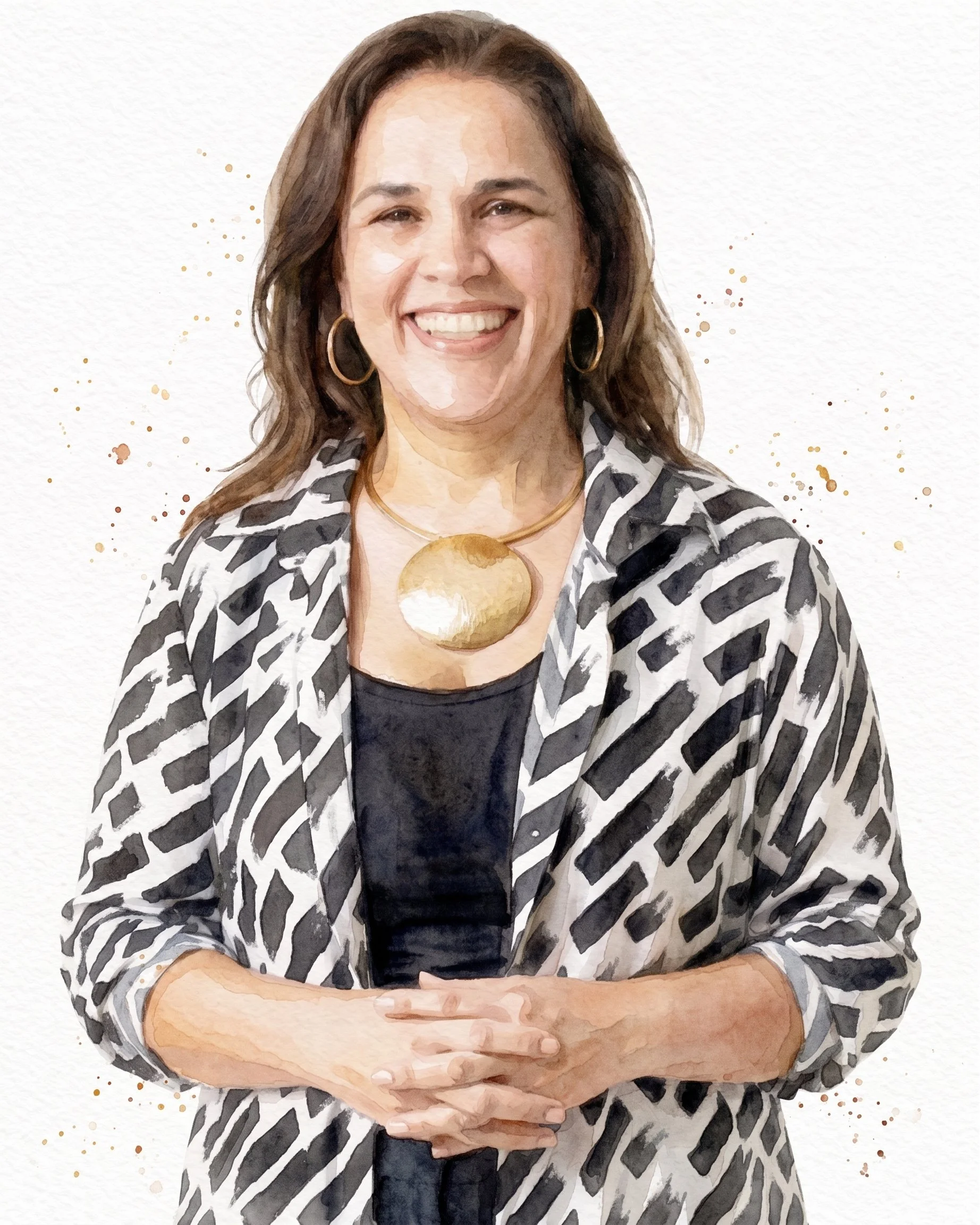 Mujer sonriendo, de cabello castaño y ondulado, usando aretes de aro y collar grande de oro, con blusa negra y chaqueta con patrón en blanco y negro, contra fondo blanco.