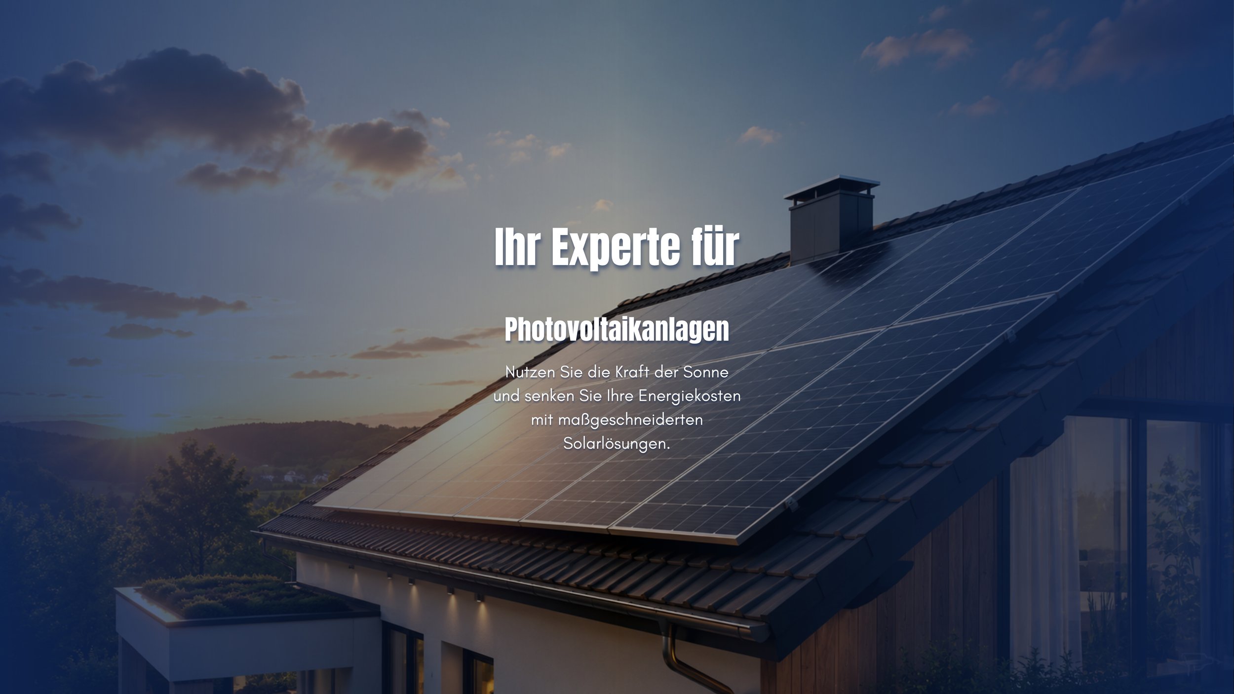 Ein Haus mit Solarpanelen auf dem Dach, umgeben von Natur und einem Blick auf die Sonne, die den Himmel erleuchtet.