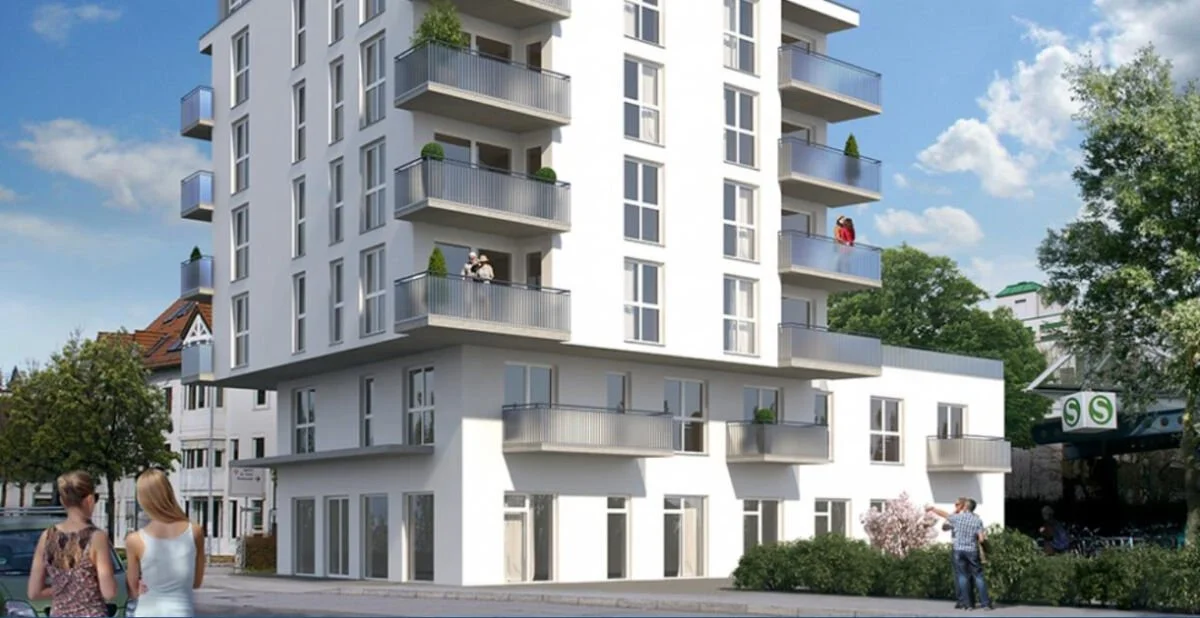 Modernes mehrstöckiges Apartmentgebäude mit Balkonen, umgeben von Bäumen, mit Menschen, die draußen spazieren und auf den Balkonen stehen.