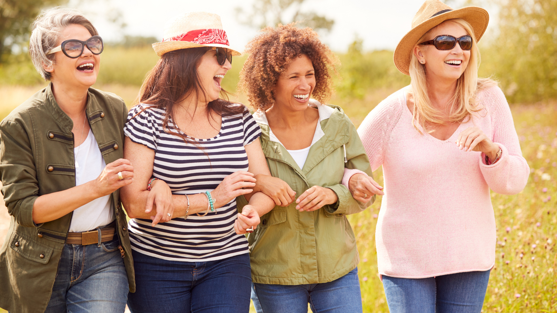 Gruppe von lachenden Frauen in den Wechseljahren beim wechseljahre walk and talk