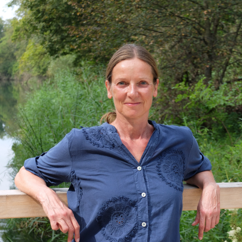 Porträt von Claudia Eigel in der Natur, Wechseljahresberaterin