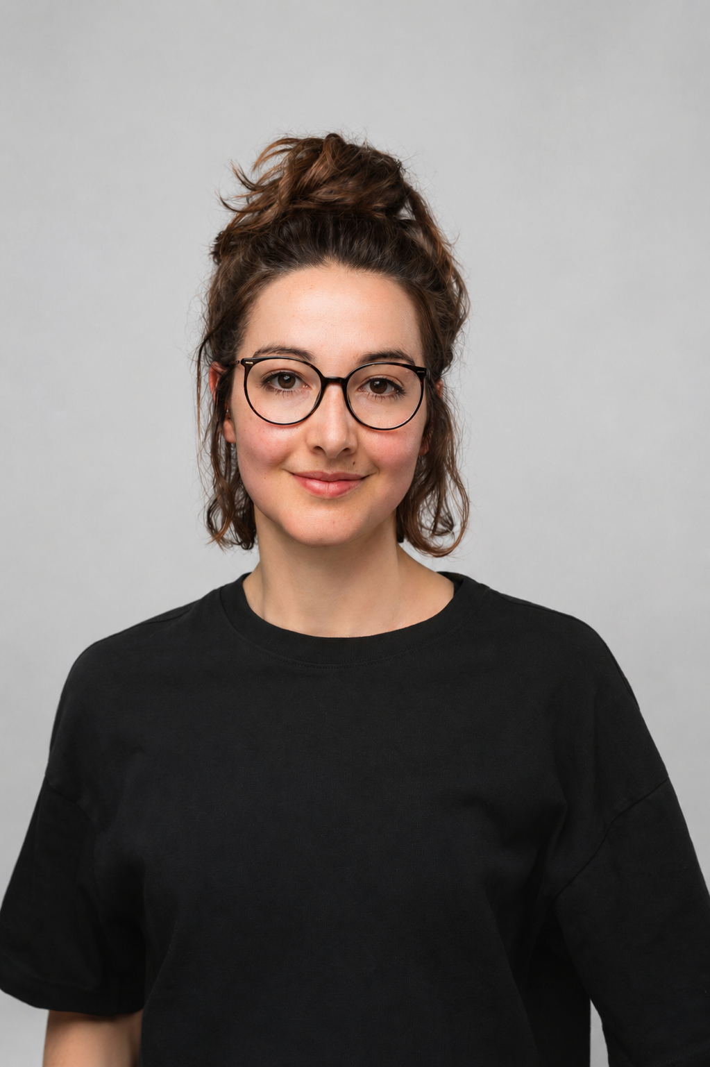 Dr. Sally Di Maio hat braune, schulterlange Haare, trägt eine Brille und schaut freundlich in die Kamera. Sie ist eine weiblich gelesene, weiße Frau